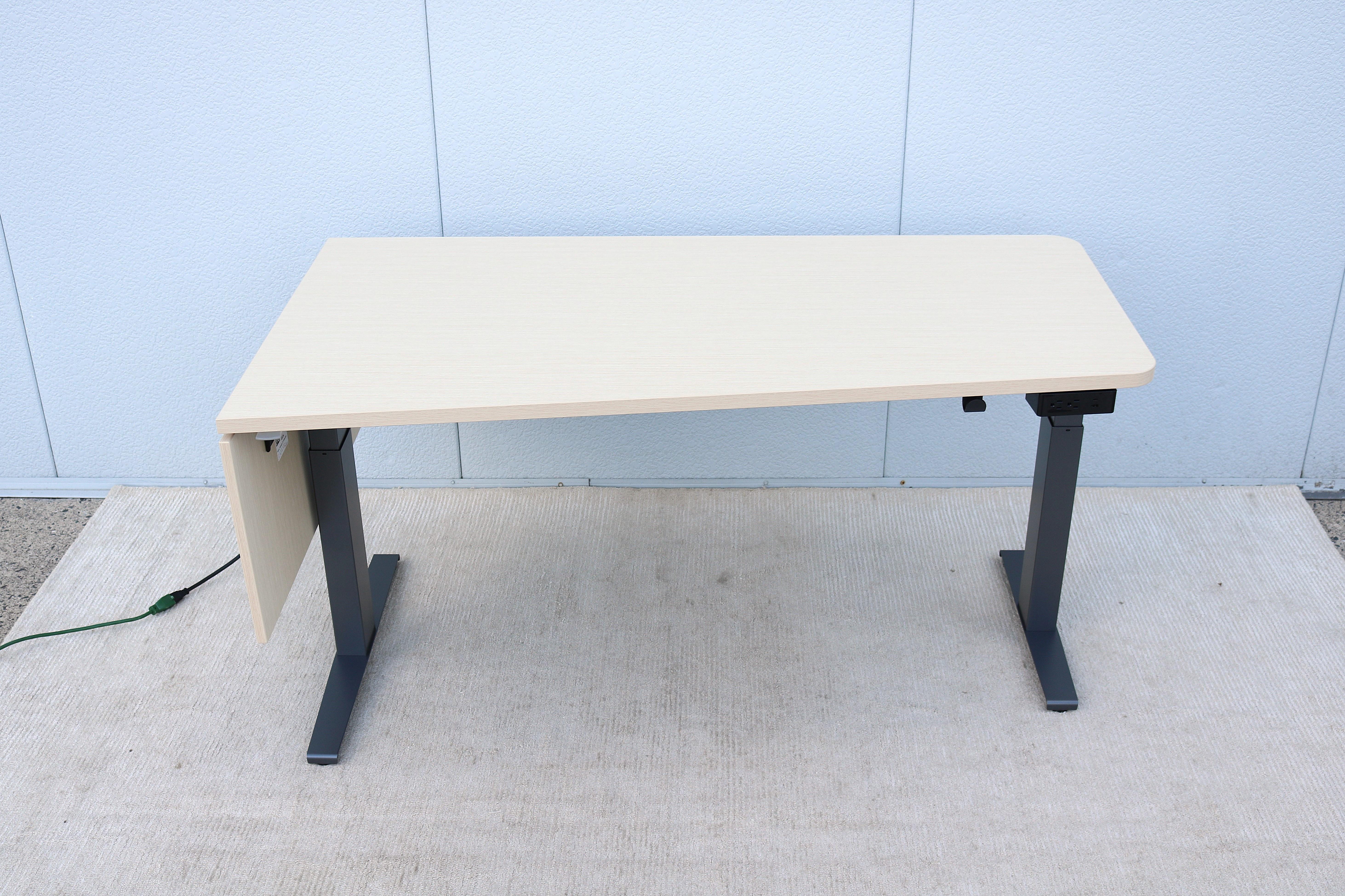 Moderne Bureau de table rectangulaire assis-debout électrique à hauteur réglable Herman Miller en vente