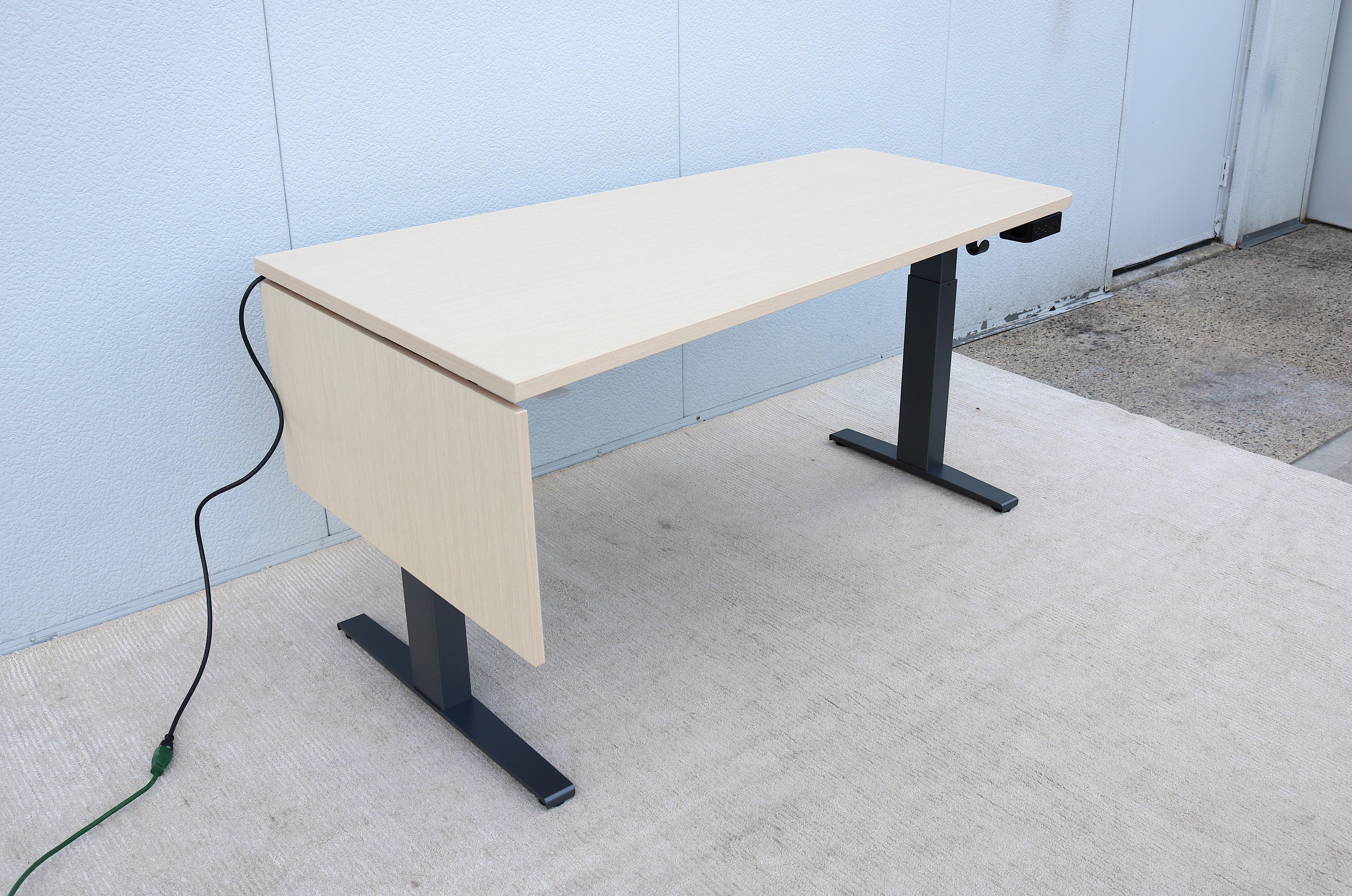 Laminé Bureau de table rectangulaire assis-debout électrique à hauteur réglable Herman Miller en vente