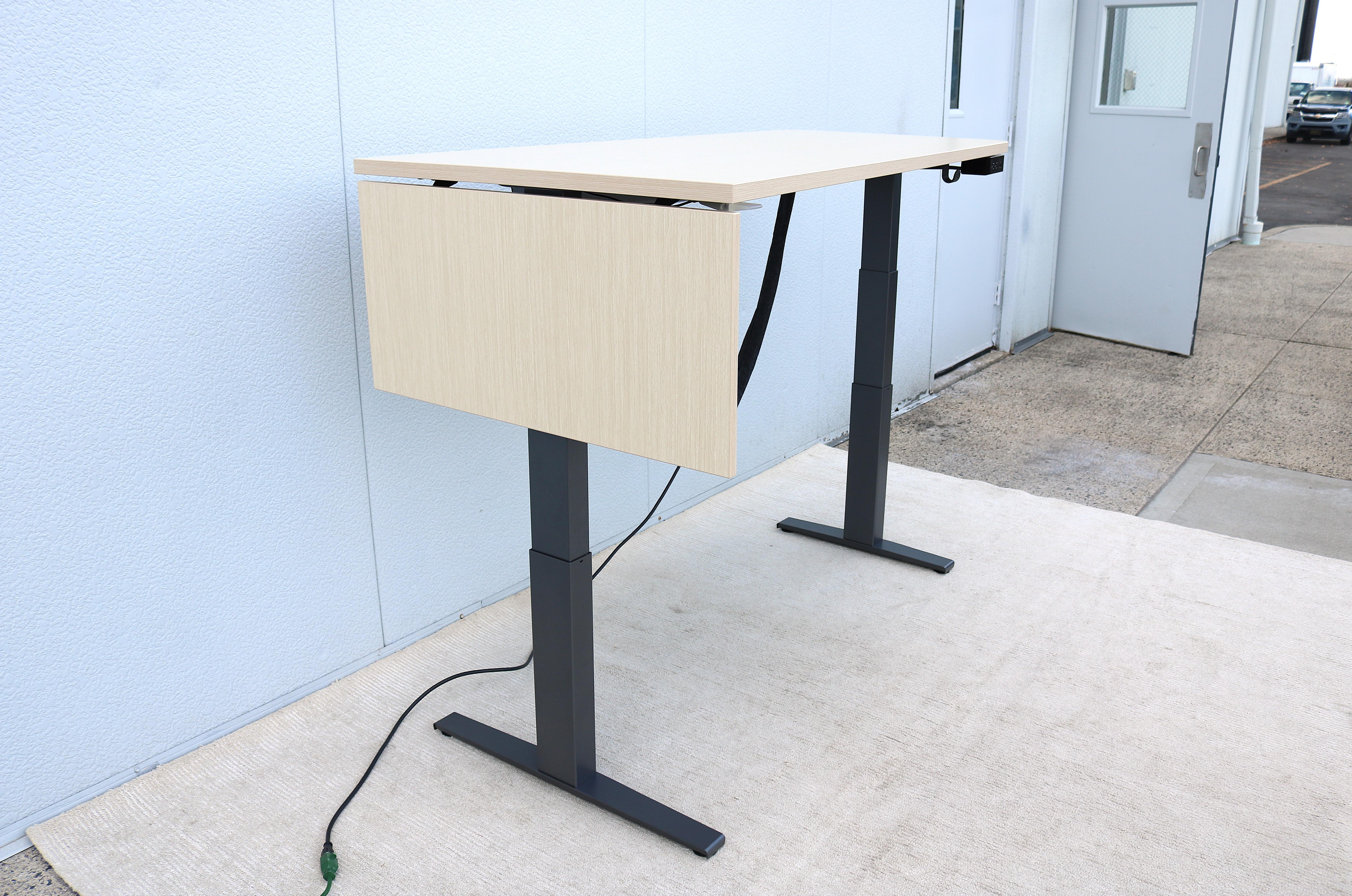 Bureau de table rectangulaire assis-debout électrique à hauteur réglable Herman Miller en vente 1