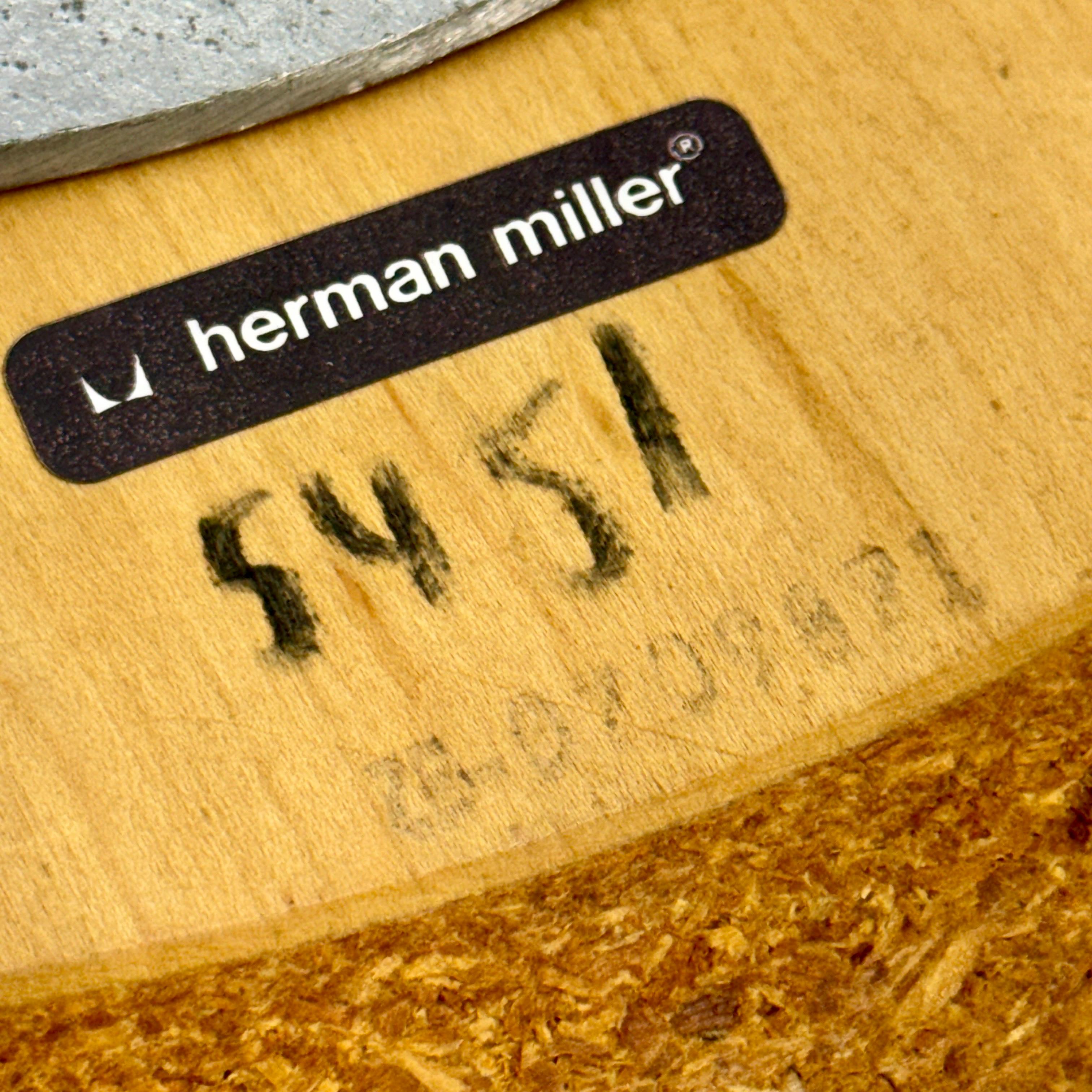 Table d'appoint à piédestal Nelson en frêne Light d'Herman Miller 5