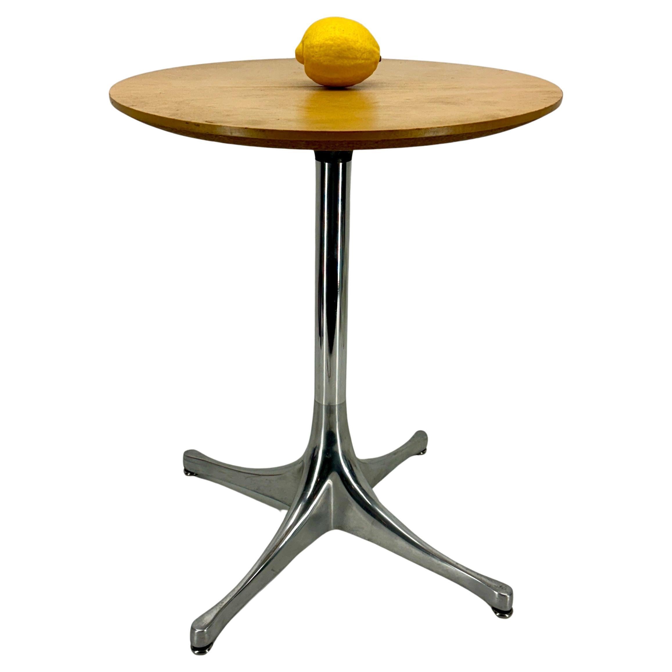 Nelson Pedestal Light Ash Metal End Side Table, Herman Miller

Le Nelson Pedestal Side Table (1954) reprend les caractéristiques de son concepteur, à savoir la simplicité, les lignes épurées et les formes qui mettent en valeur la beauté des