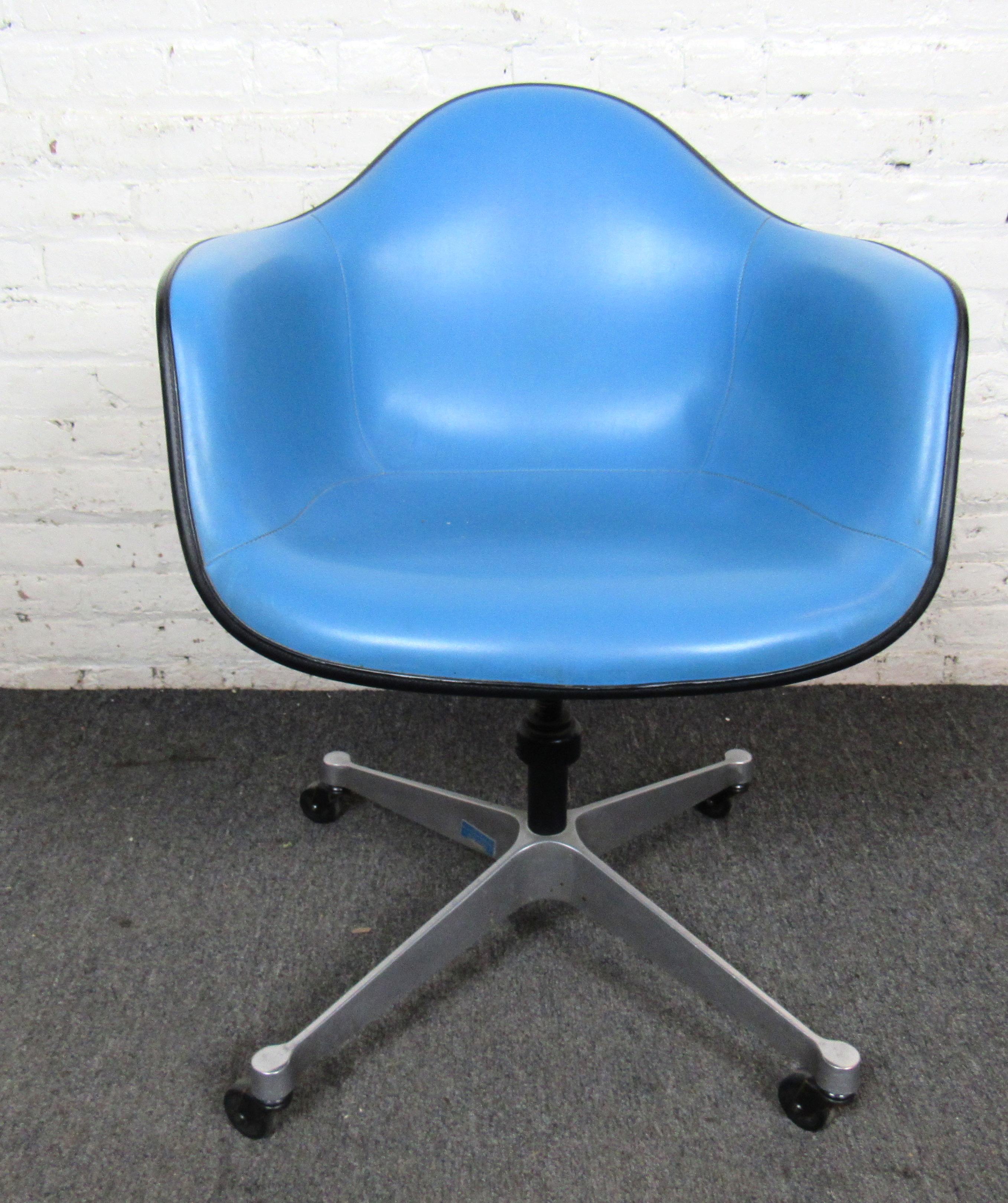 Vintage office chair by Herman Miller for Eames. Classic 