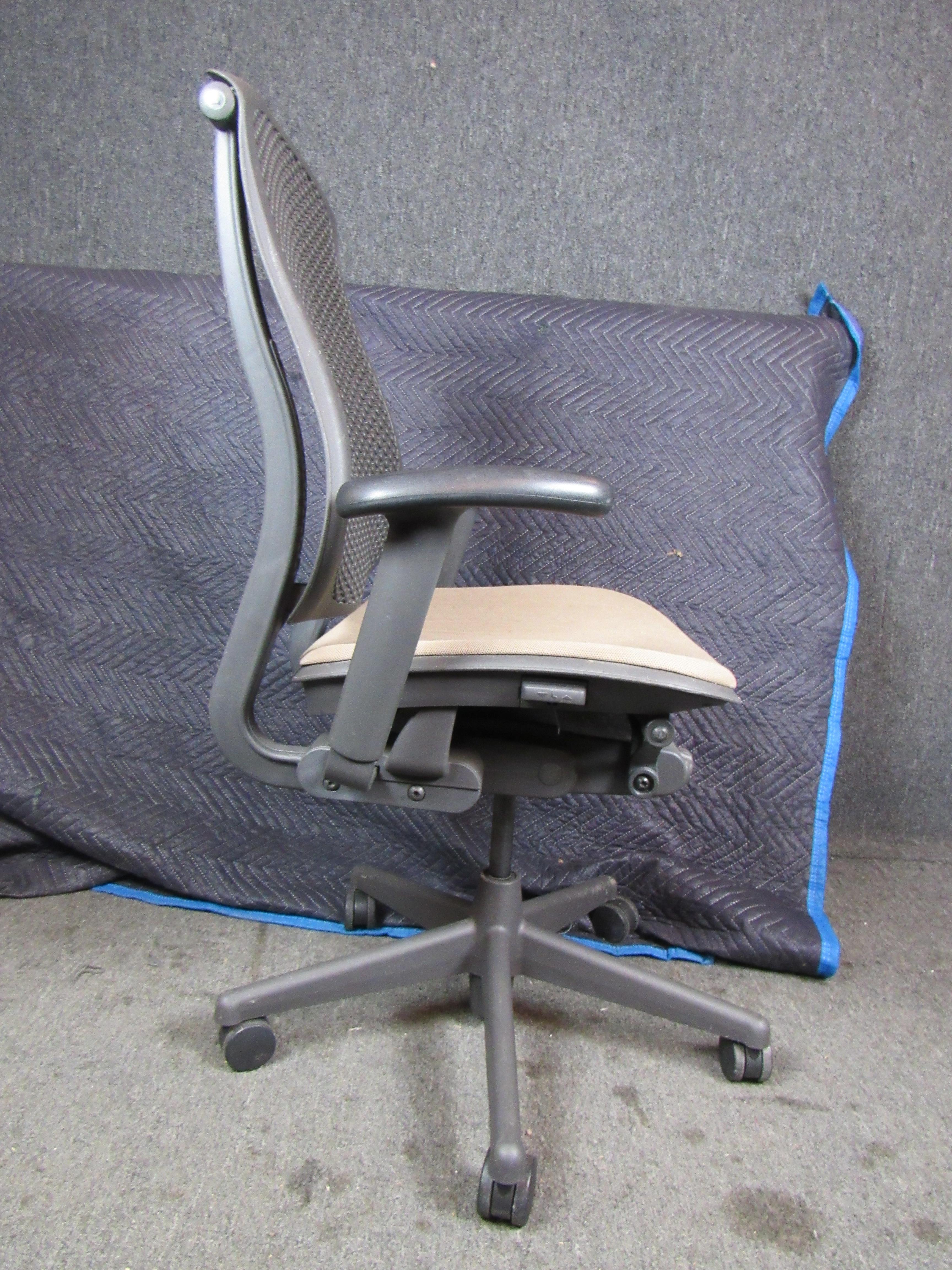 Chaise de bureau réglable simple fabriquée par Herman Miller. 
5 disponibles au total.
Veuillez confirmer le lieu NY ou NJ