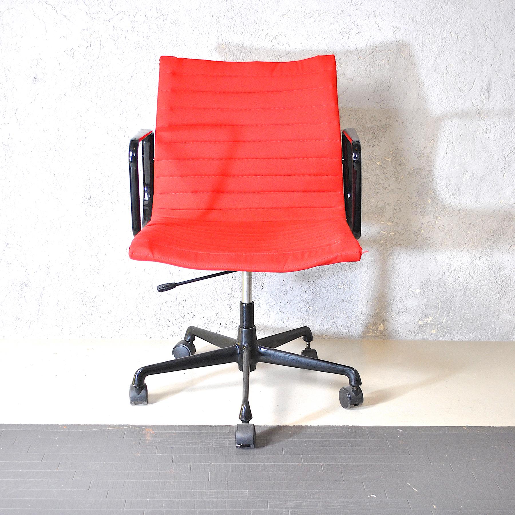 Herman Miller office chair in red fabric from late 1980s.