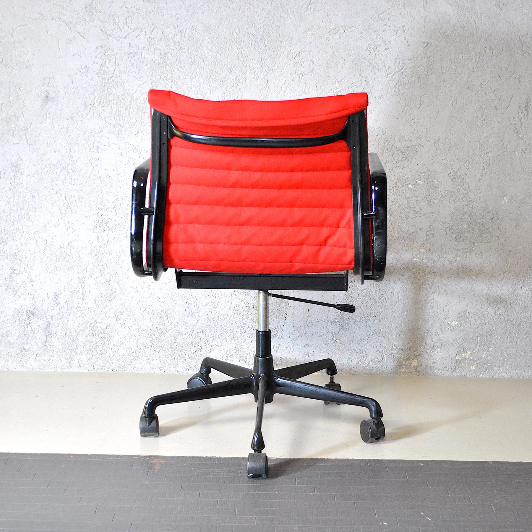 Centraméricain Chaise de bureau Herman Miller en tissu rouge en vente