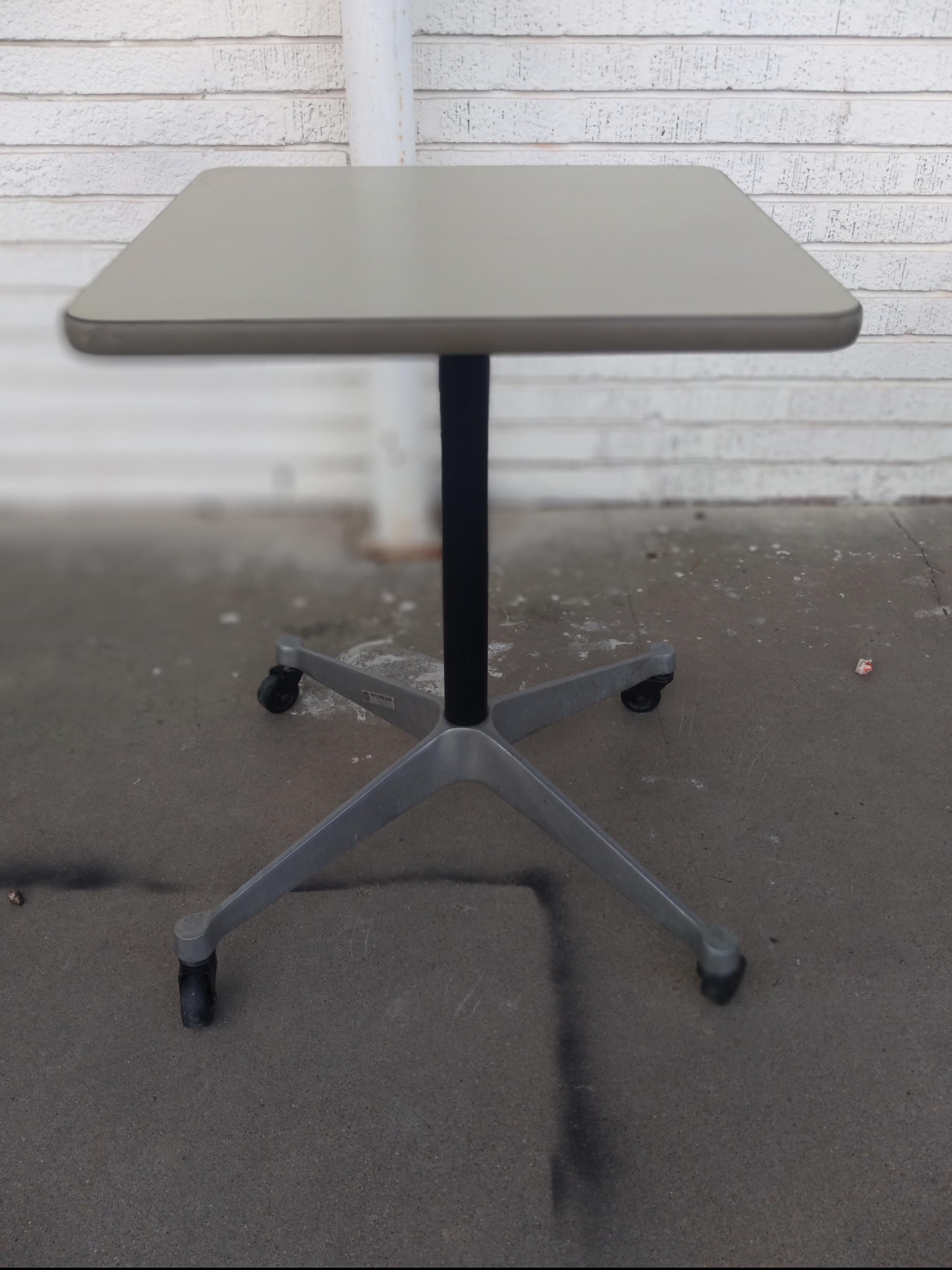 Américain Table d'appoint Herman Miller à piédestal sur roulettes en vente
