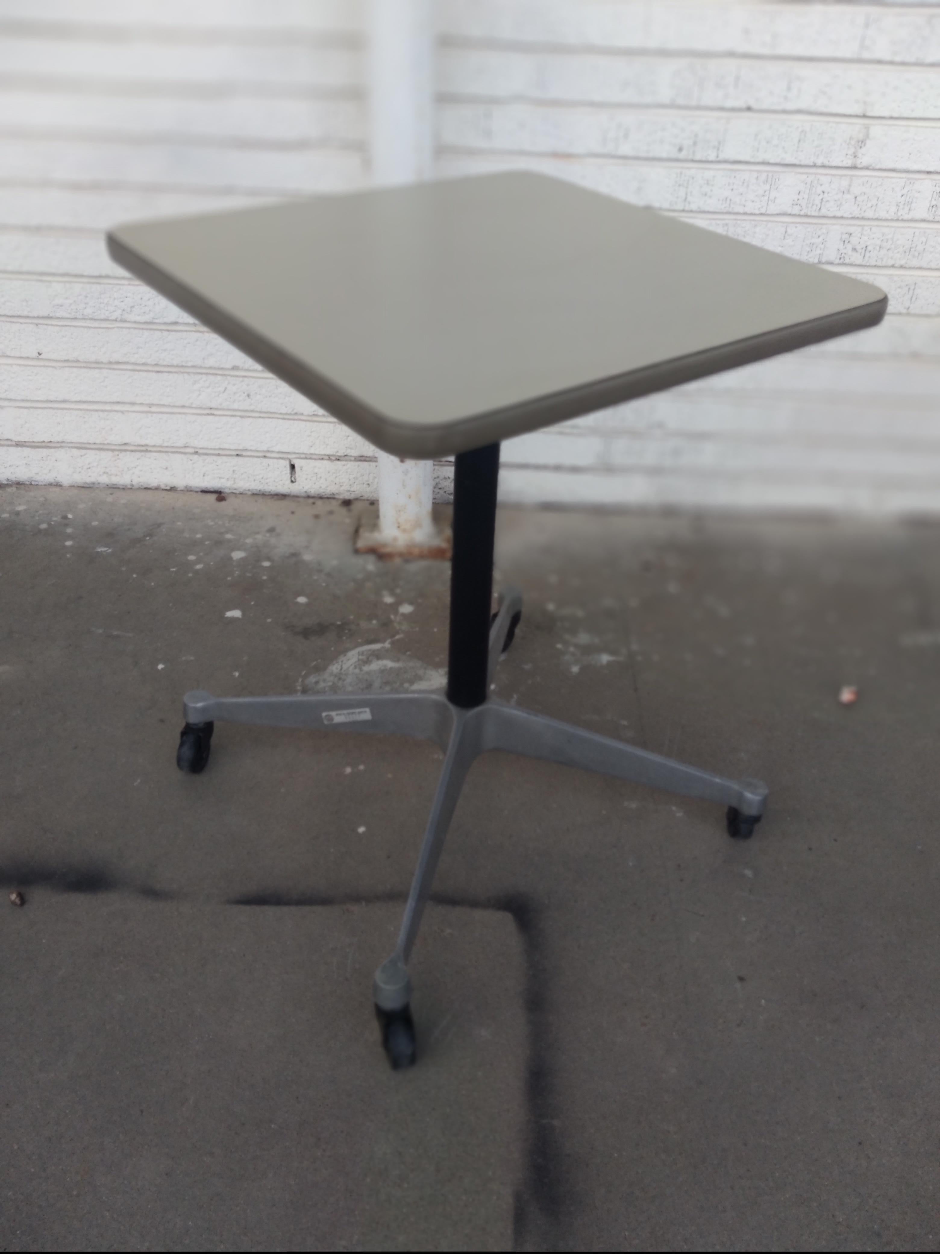 Table d'appoint Herman Miller à piédestal sur roulettes Bon état - En vente à Pasadena, TX