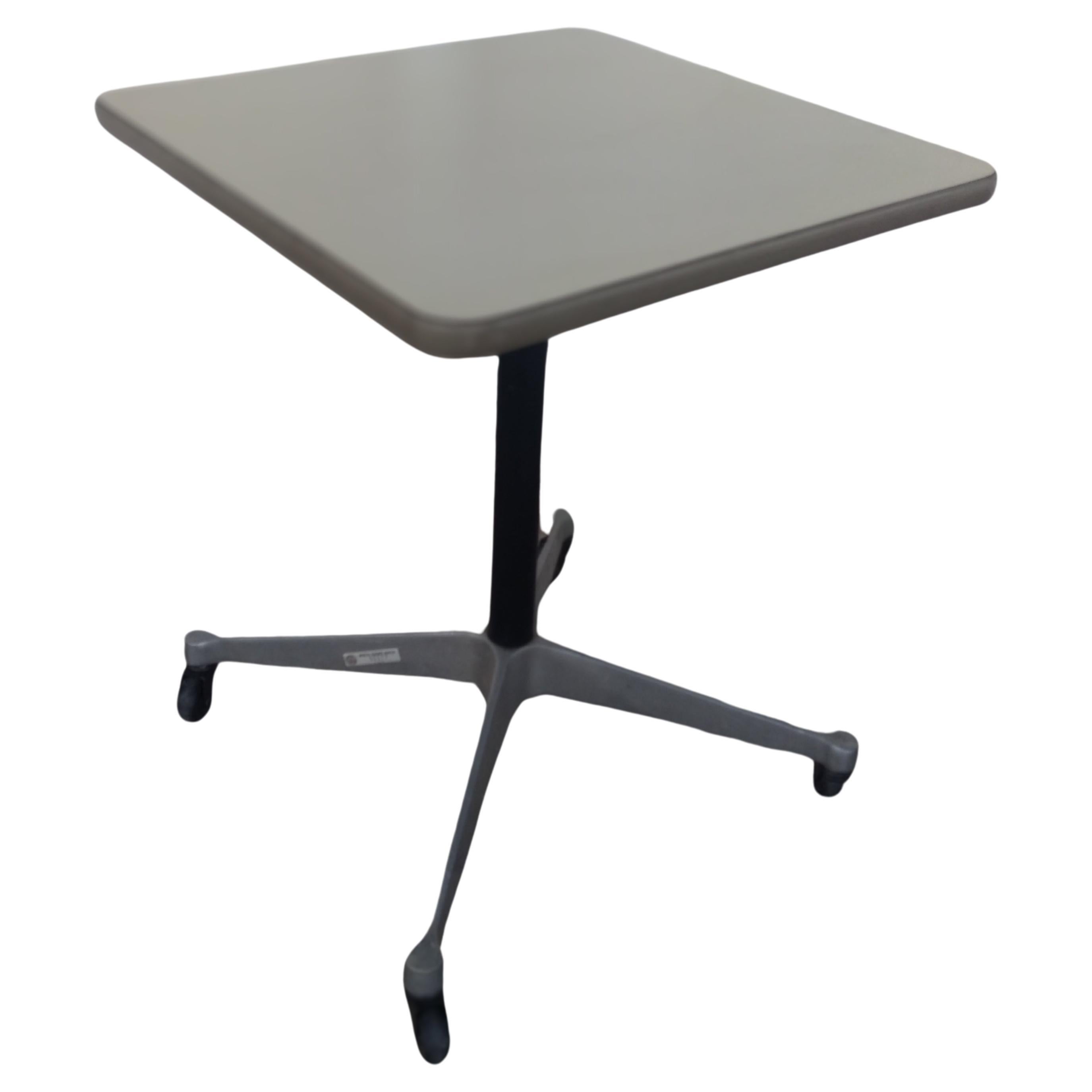 Herman Miller Pedestal Base Beistelltisch auf Rollen