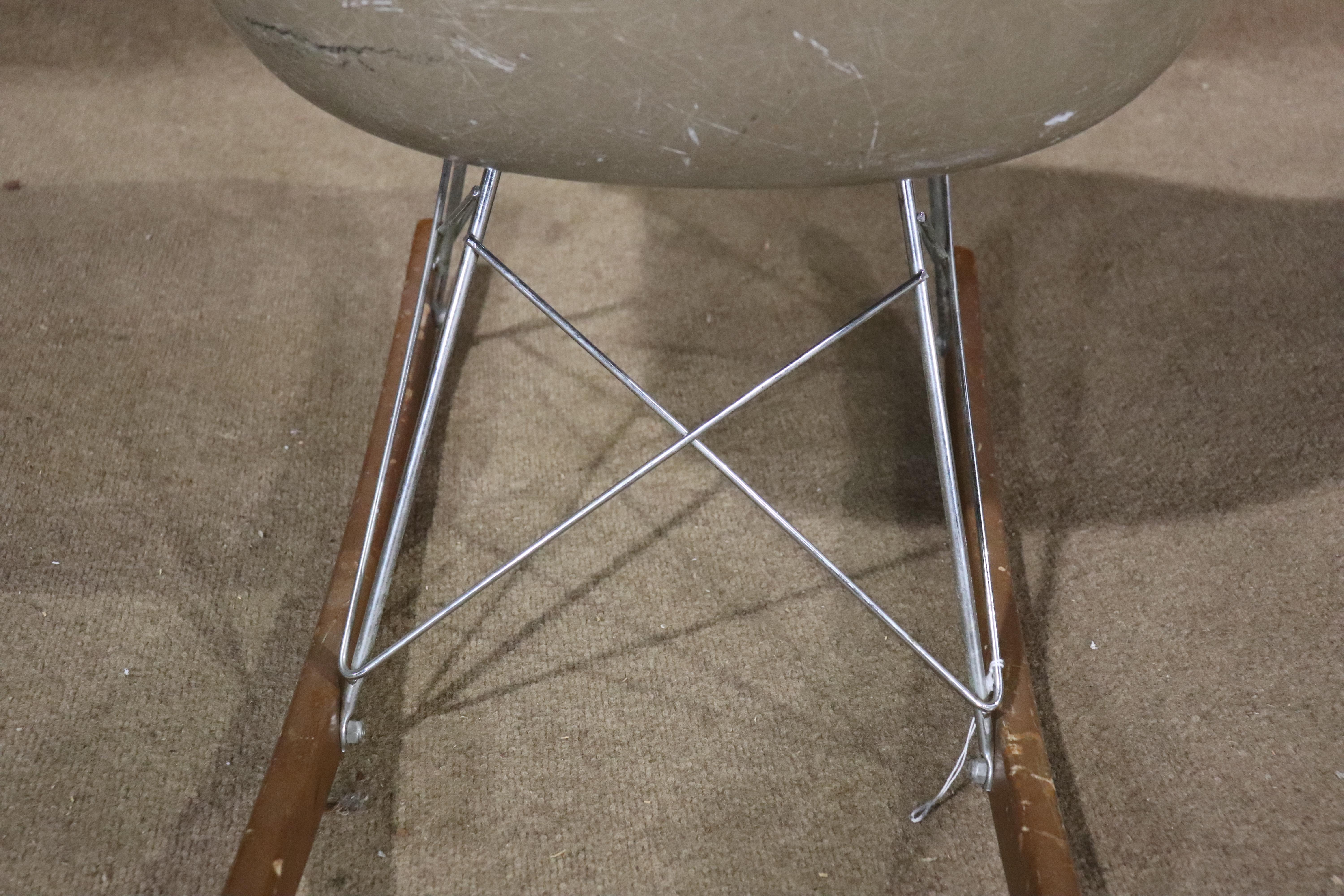 Fauteuil à bascule Eames RAR produit par Herman Miller en vente 3