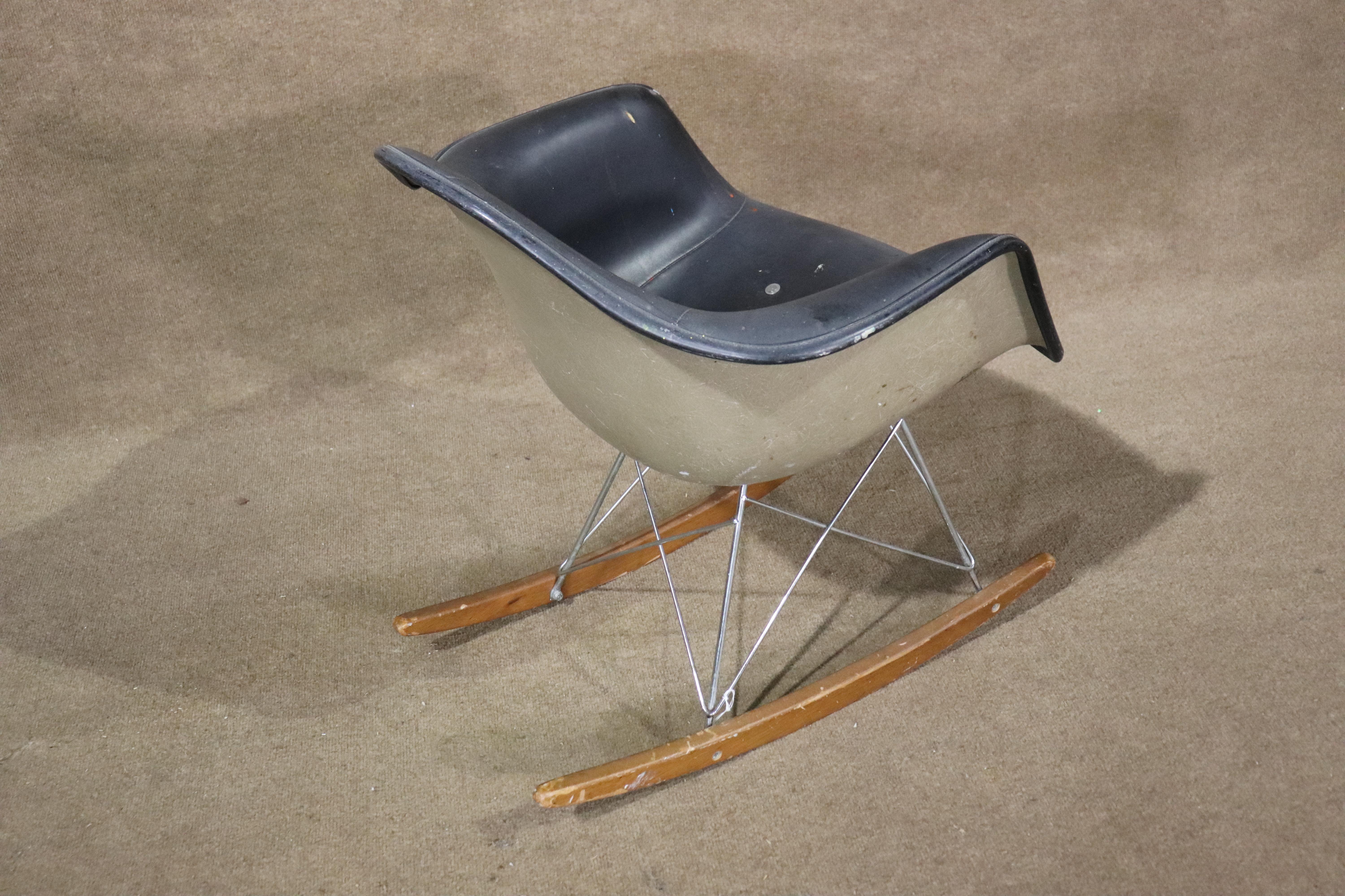 Fauteuil à bascule Eames RAR produit par Herman Miller en vente 6