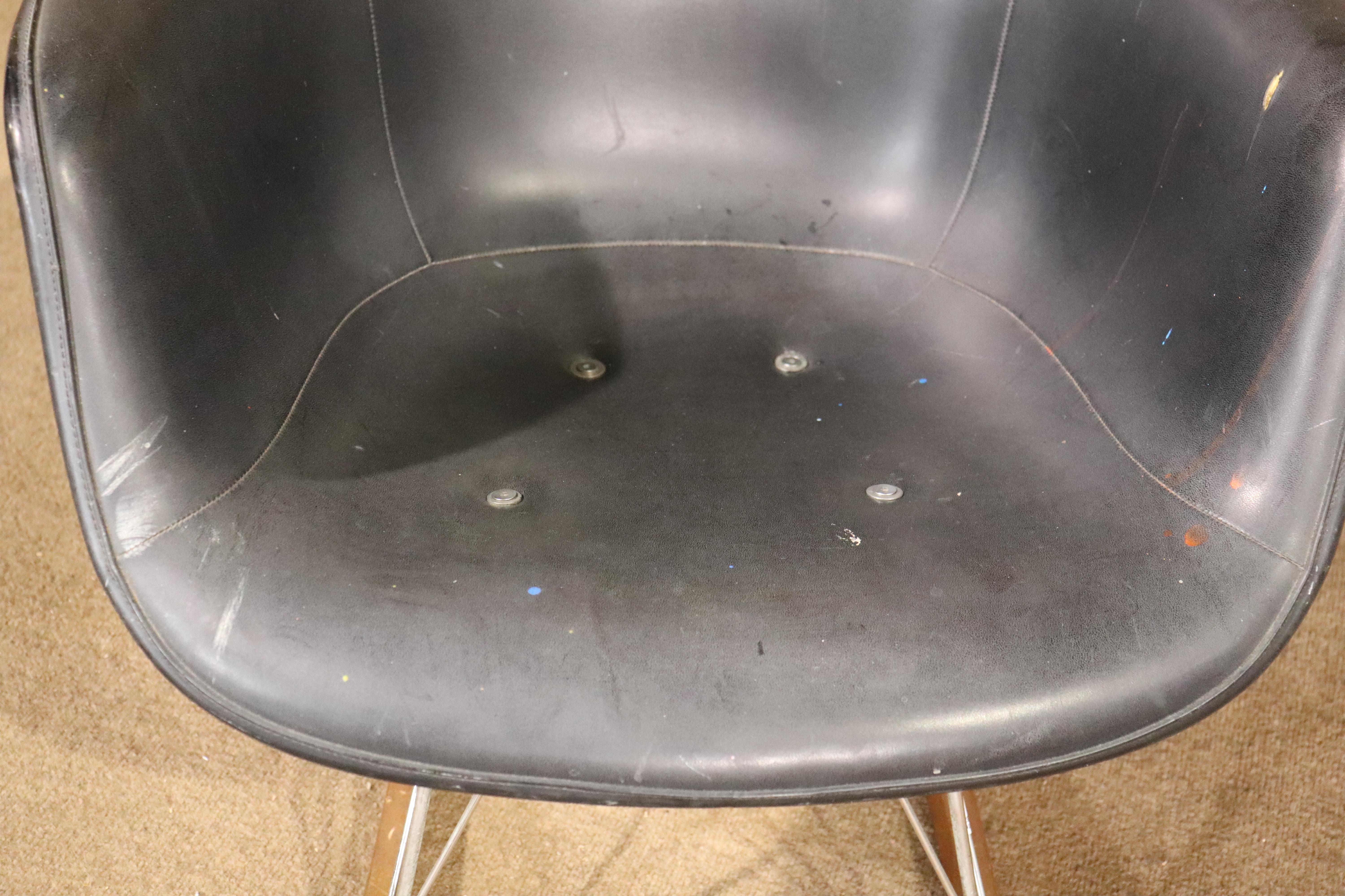 Mid-Century Modern Fauteuil à bascule Eames RAR produit par Herman Miller en vente