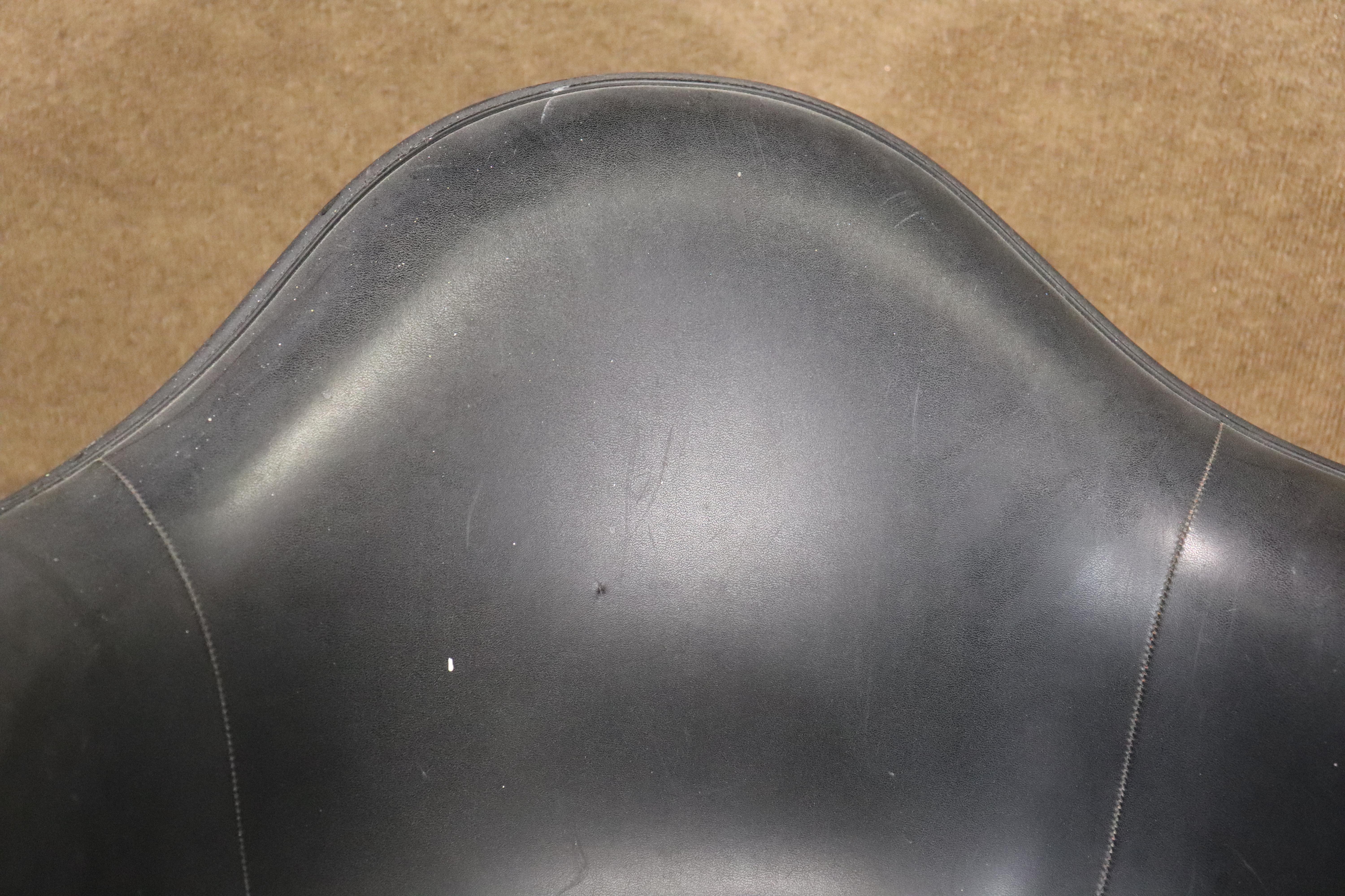 Fauteuil à bascule Eames RAR produit par Herman Miller Bon état - En vente à Brooklyn, NY