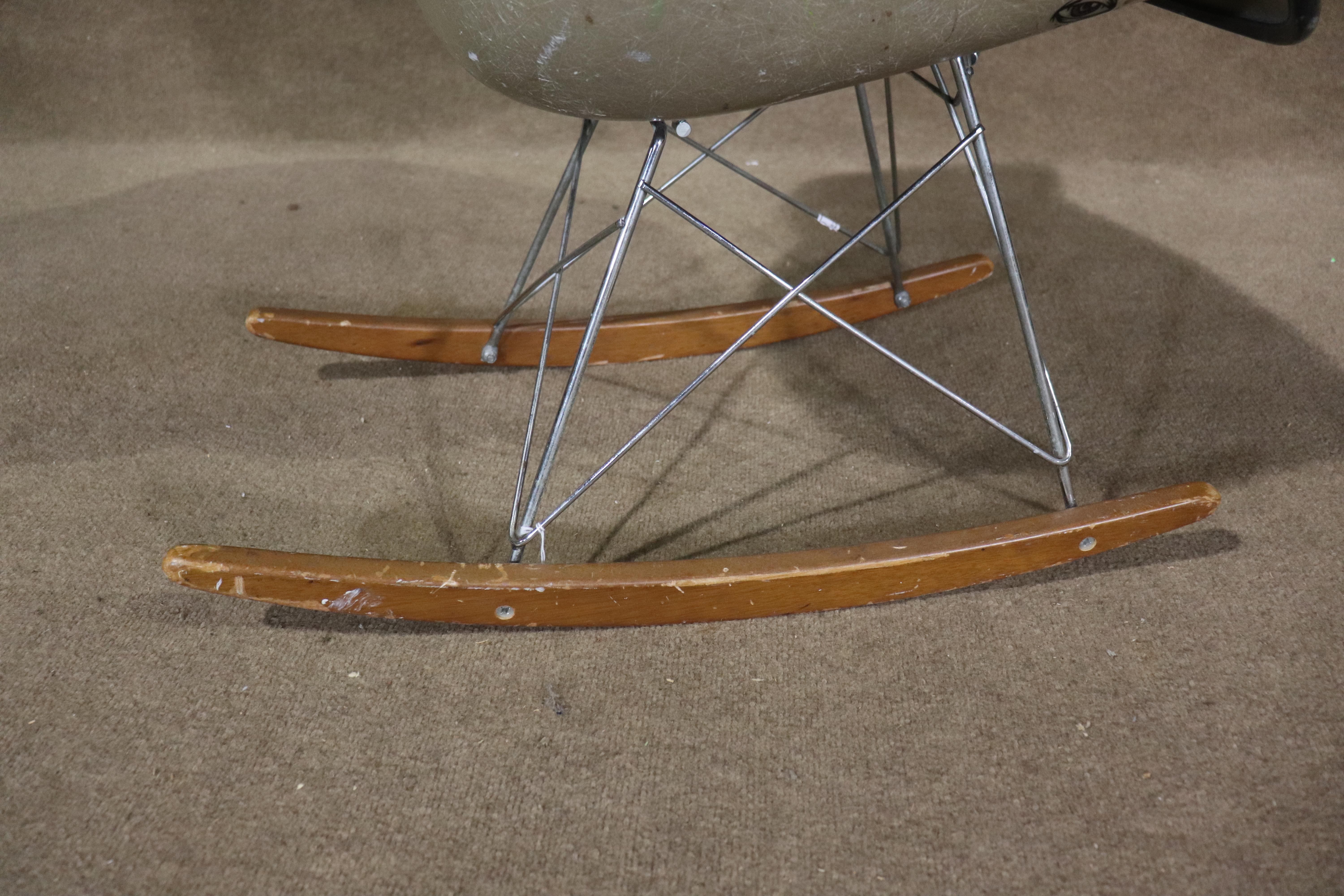 Fauteuil à bascule Eames RAR produit par Herman Miller en vente 1