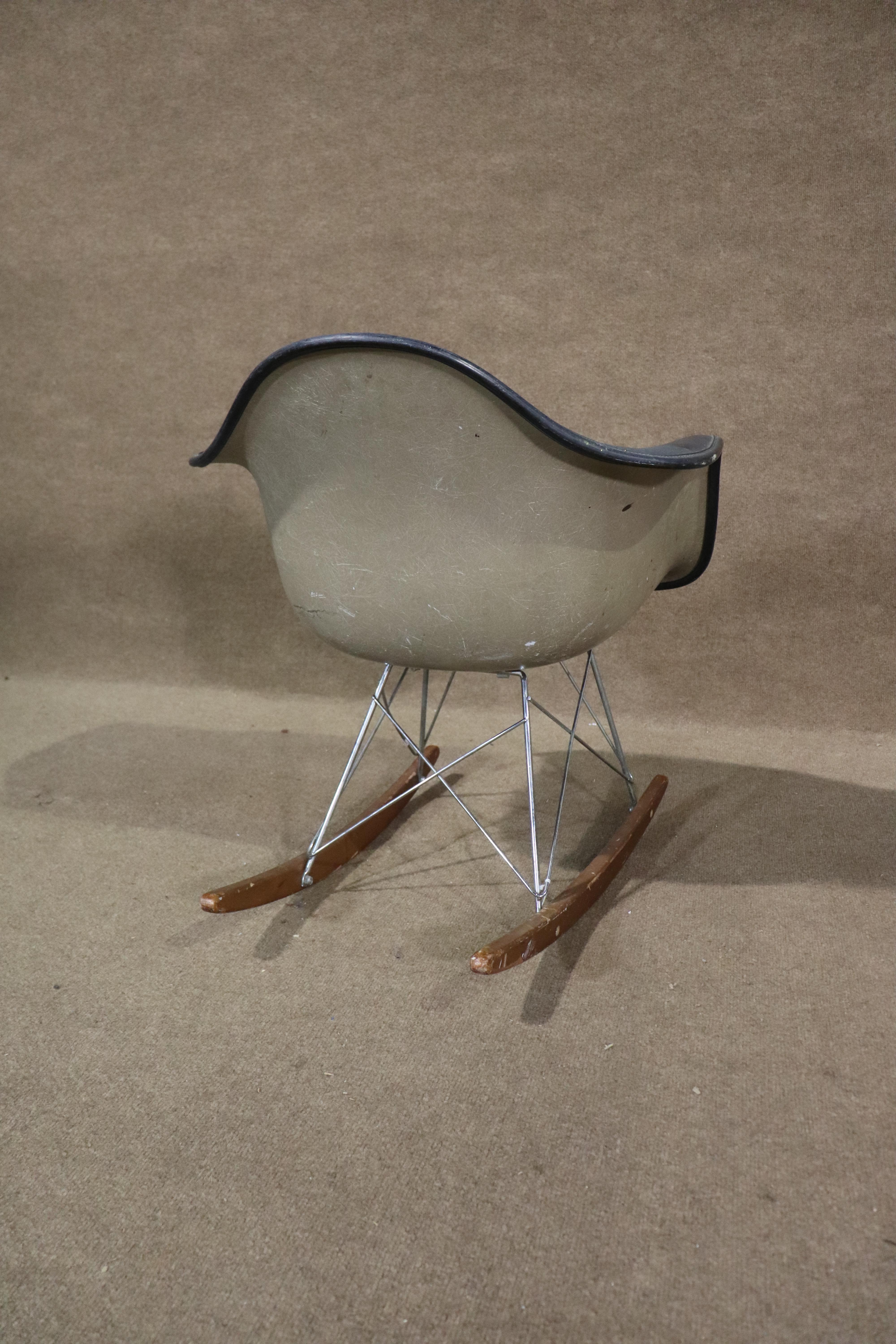 Fauteuil à bascule Eames RAR produit par Herman Miller en vente 2