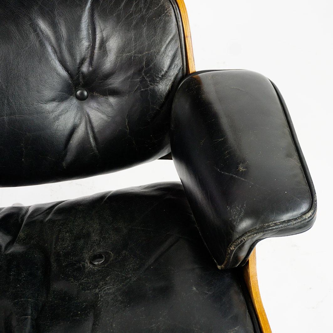 Herman Miller Rosewood and Black Leather Eames Lounge Chair and Ottoman In Good Condition In Vienna, AT