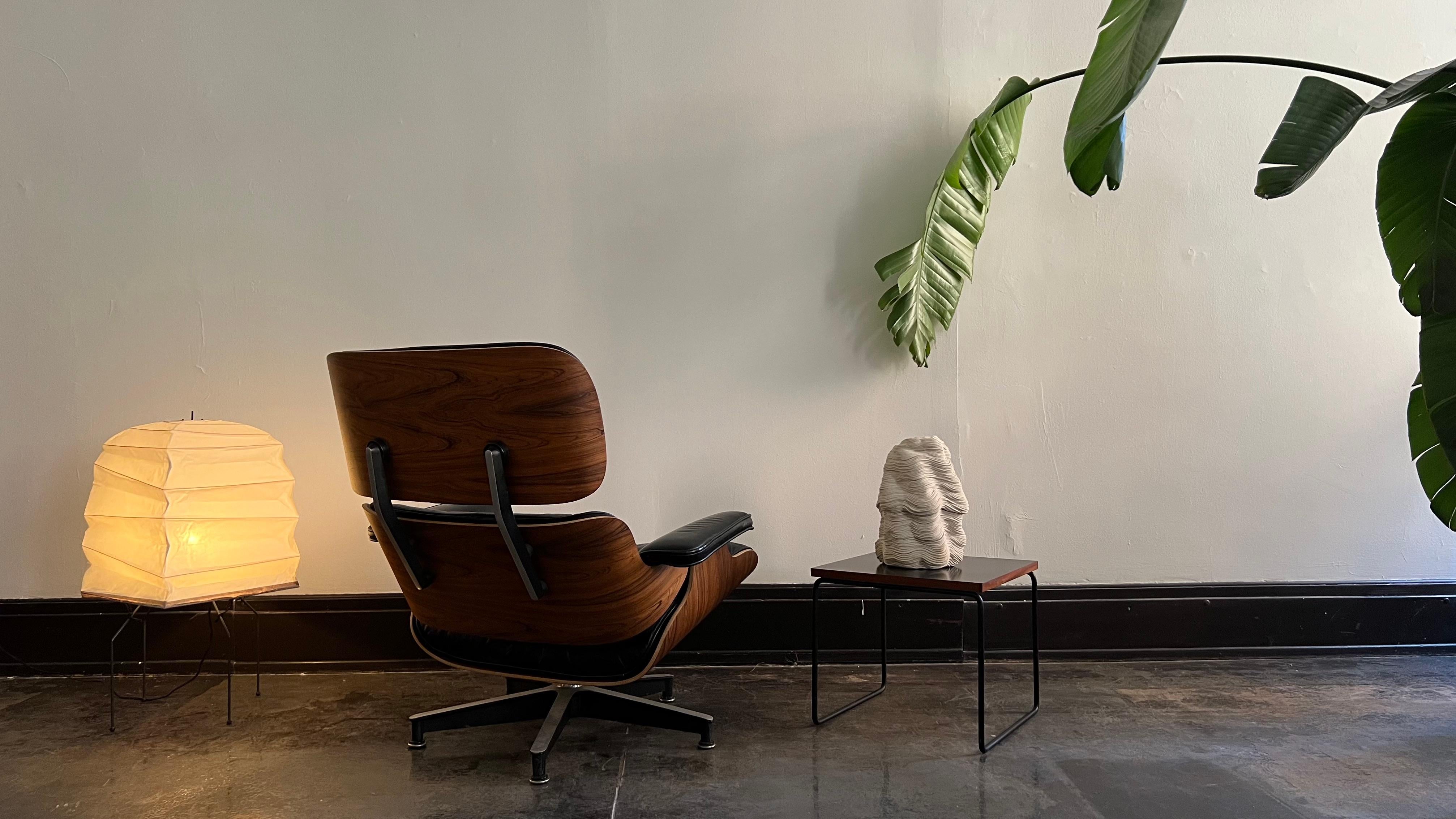 C'est une véritable icône. La chaise Eames 670, plus connue sous le nom de Eames Lounge Chair, est l'œuvre des maîtres modernistes Ray et Charles Eames. Conçu en 1956, il n'a connu qu'une poignée d'itérations. Cet exemplaire est un modèle de