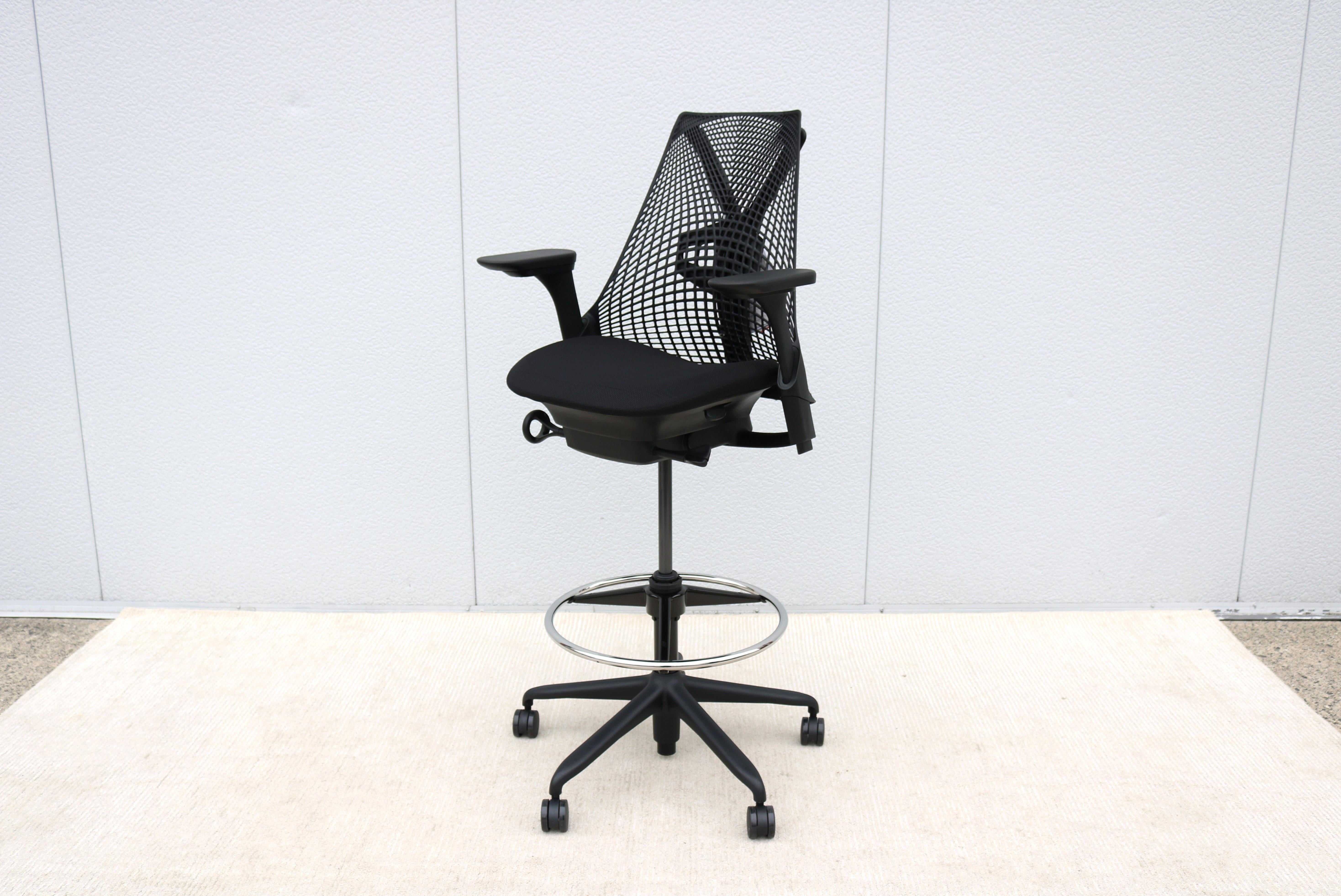 The Sayl chair is well-designed and includes leading-edge ergonomics.
A smart chair that sets a reference point in its class for performance, ergonomics, quality, elegant styling, superior engineering, and visually striking appearance.
The organic