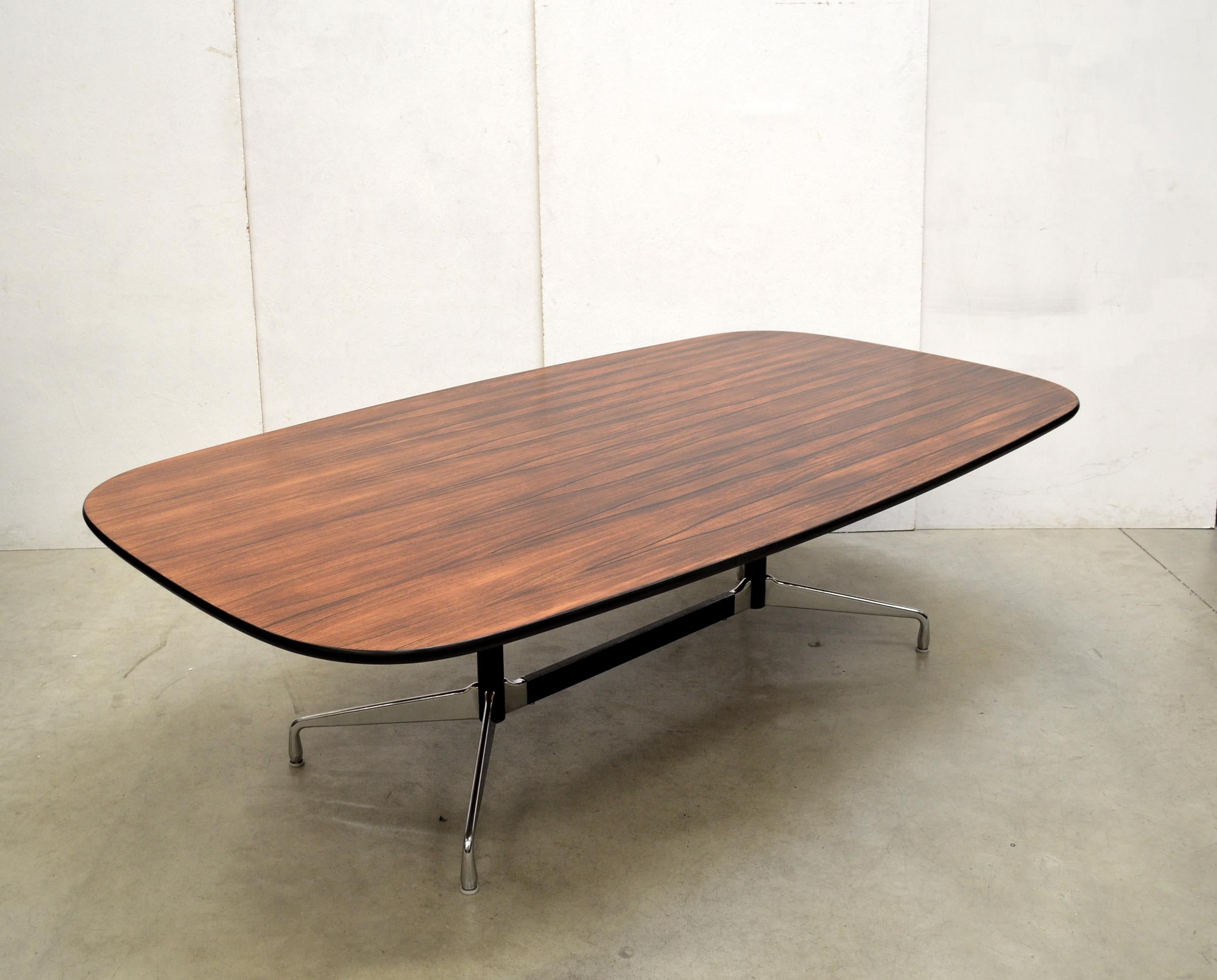 Fine and rare segmented table by Charles Eames for Herman Miller with 8x superb Cognac Leather chairs model EA107 produced by Vitra. The chairs features a chromed aluminium frame and are all made between 1994 - 1998.
It is the premium edition which