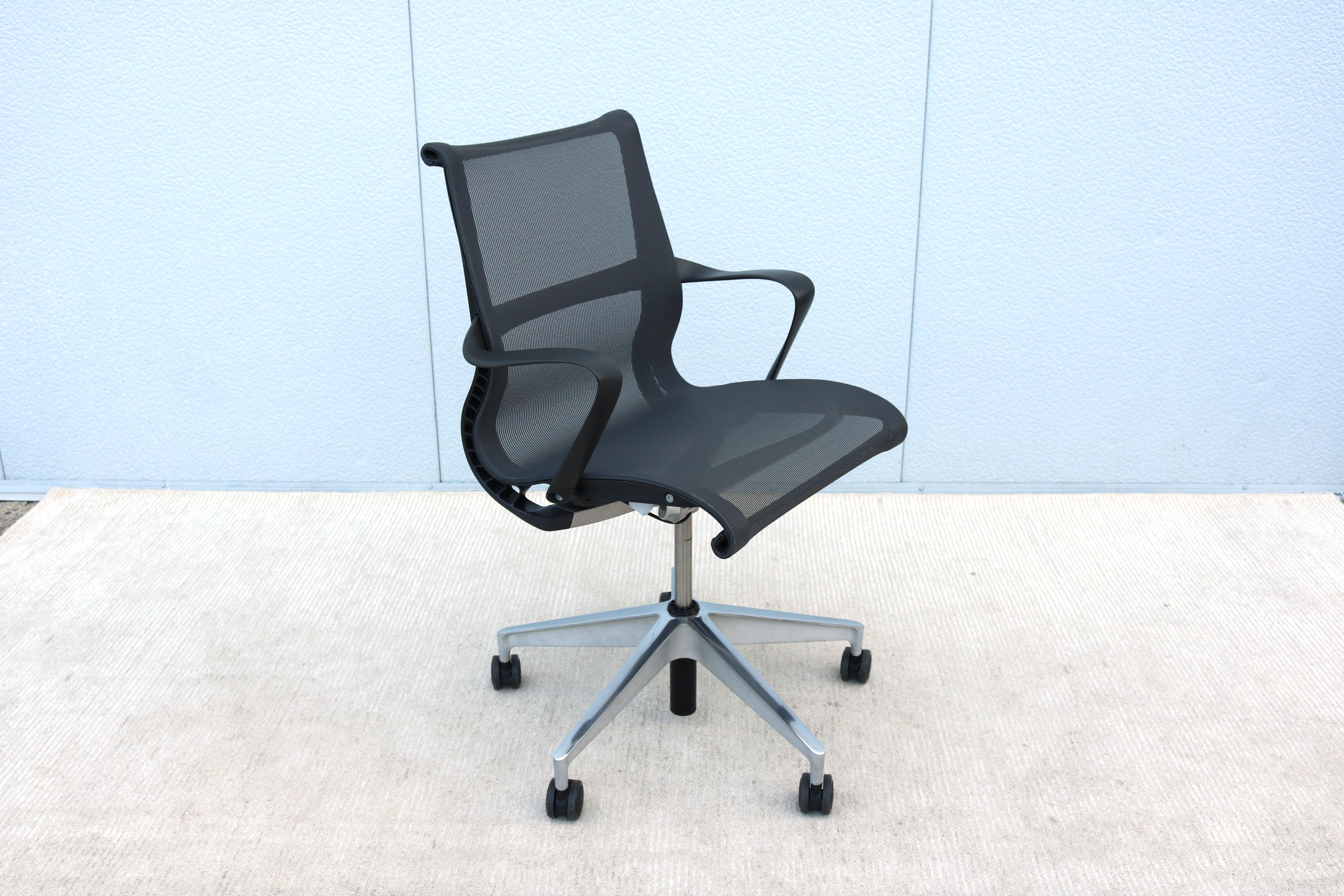 La chaise Setu offre un confort instantané dès l'instant où l'on s'assoit. Best of NeoCon Gold 2009.
Assise et dossier d'une seule pièce en tissu mesh respirant et souple, qui s'adapte à votre assise en vous apportant confort et aération.
Disposent
