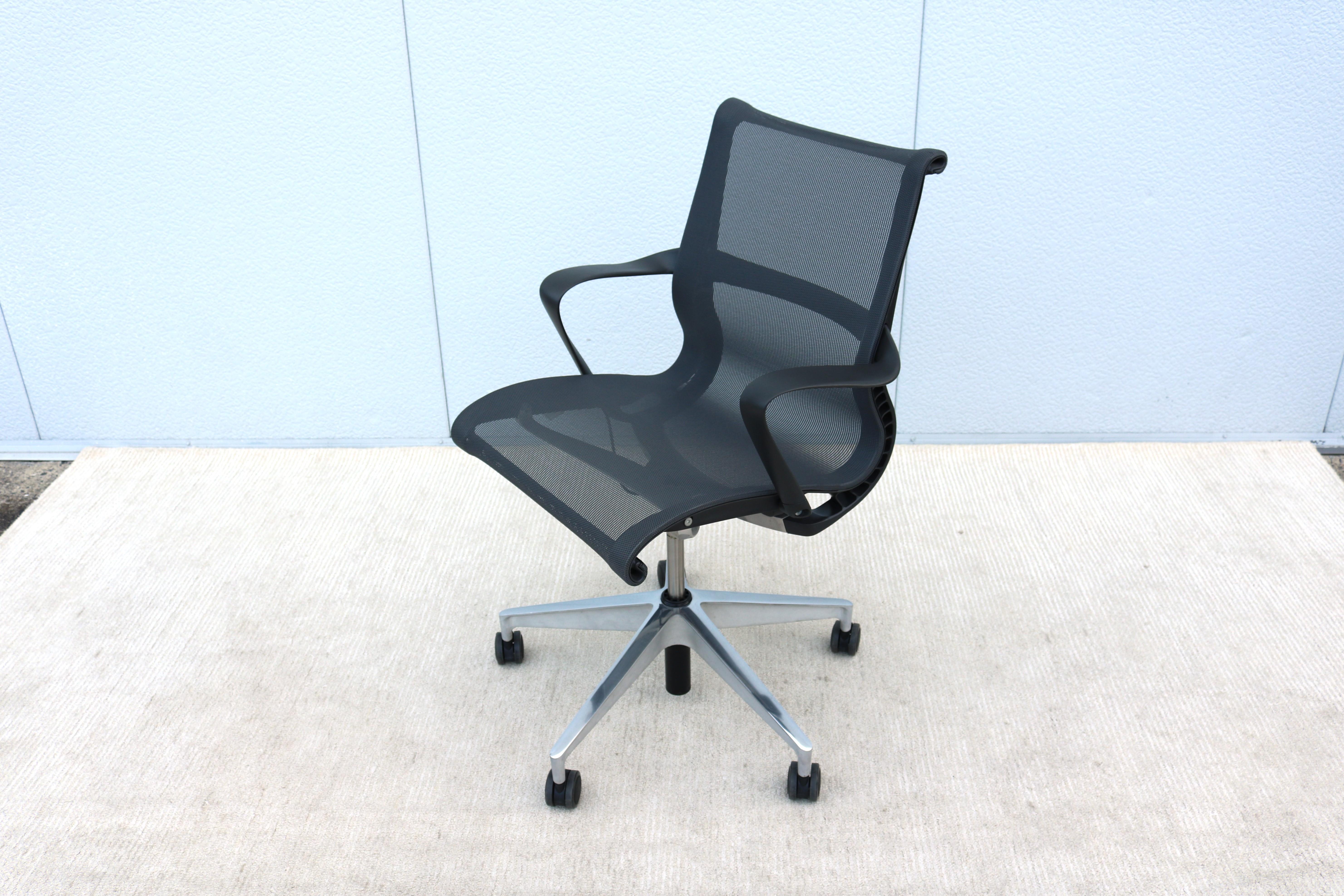 Herman Miller Setu Ergonomic Office Desk Chair in Lyris Graphite Mesh Fabric In Excellent Condition For Sale In Secaucus, NJ