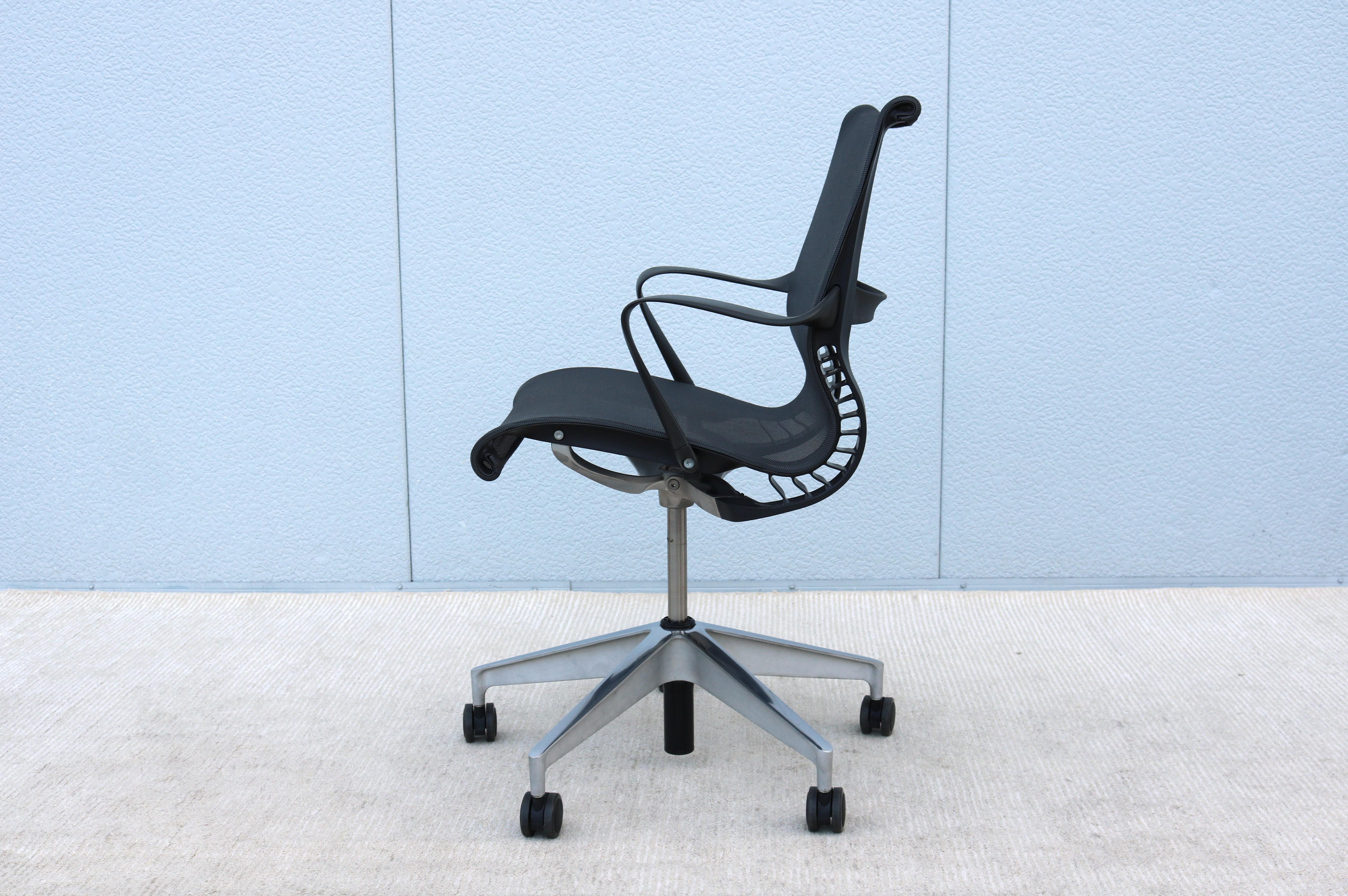 Aluminum Herman Miller Setu Ergonomic Office Desk Chair in Lyris Graphite Mesh Fabric For Sale