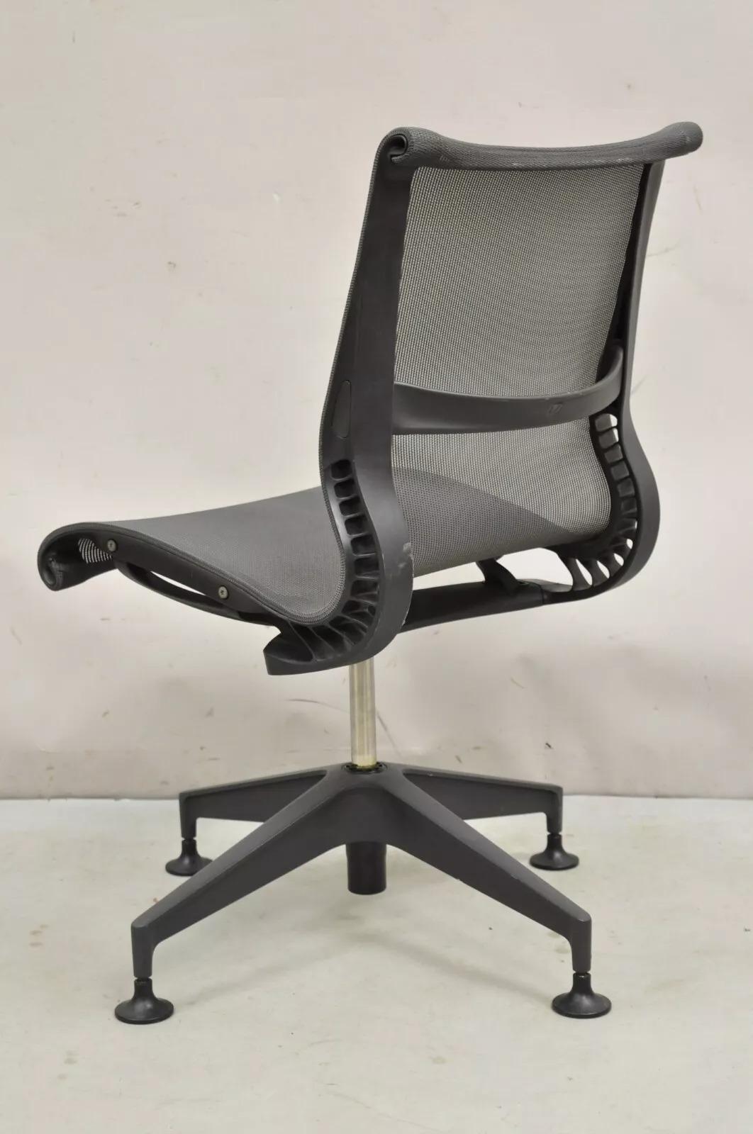 Herman Miller Setu Silla Lateral Silla giratoria de oficina de malla metálica - Simple en venta 3
