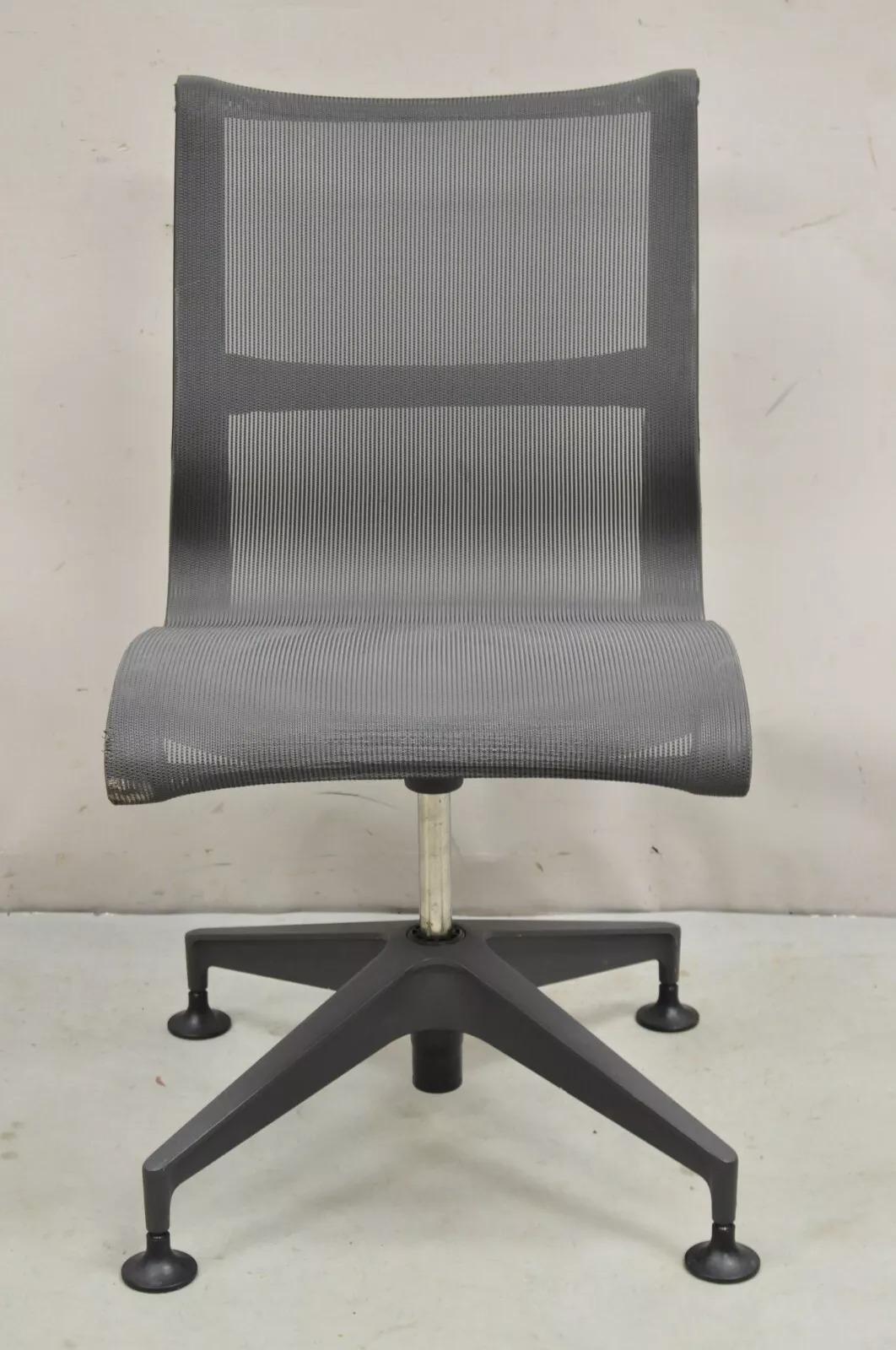 Silla auxiliar giratoria Herman Miller Setu. Siglo XXI, de segunda mano. Medidas: 35
