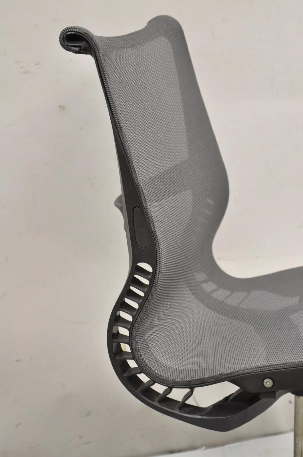 Herman Miller Setu Silla Lateral Silla giratoria de oficina de malla metálica - Simple Moderno en venta