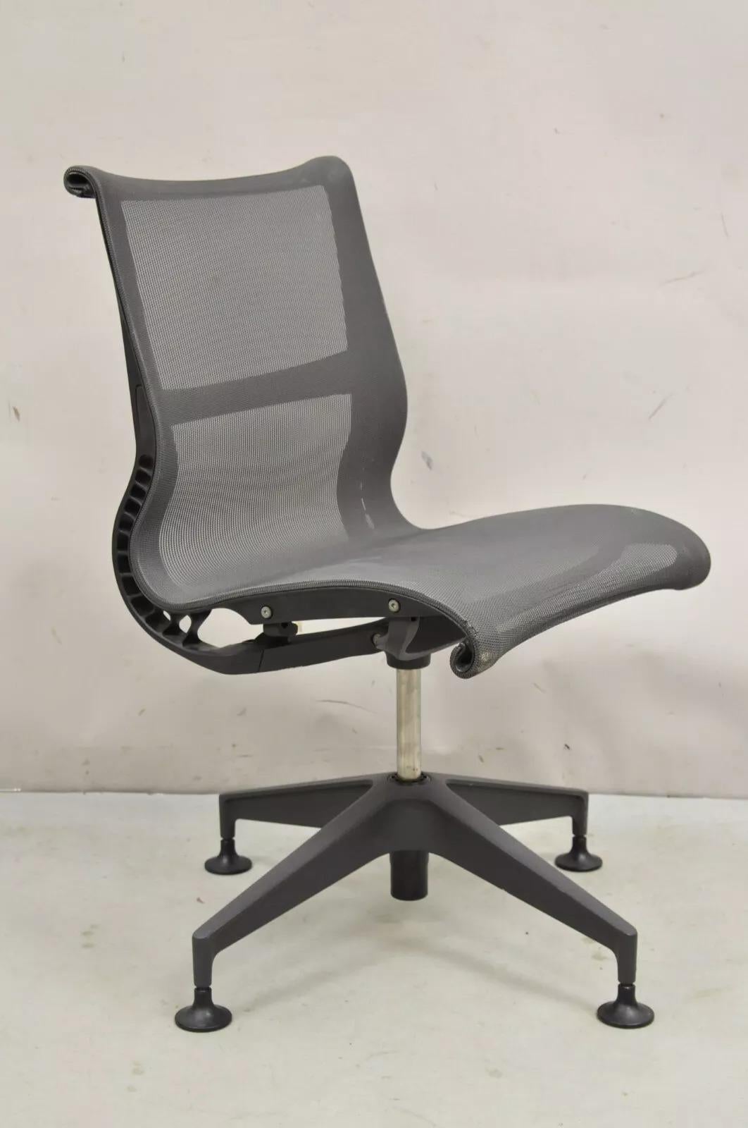 Herman Miller Setu Silla Lateral Silla giratoria de oficina de malla metálica - Simple Desconocido en venta