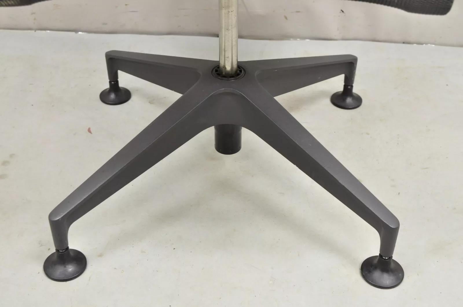 Herman Miller Setu Silla Lateral Silla giratoria de oficina de malla metálica - Simple Siglo XXI y contemporáneo en venta