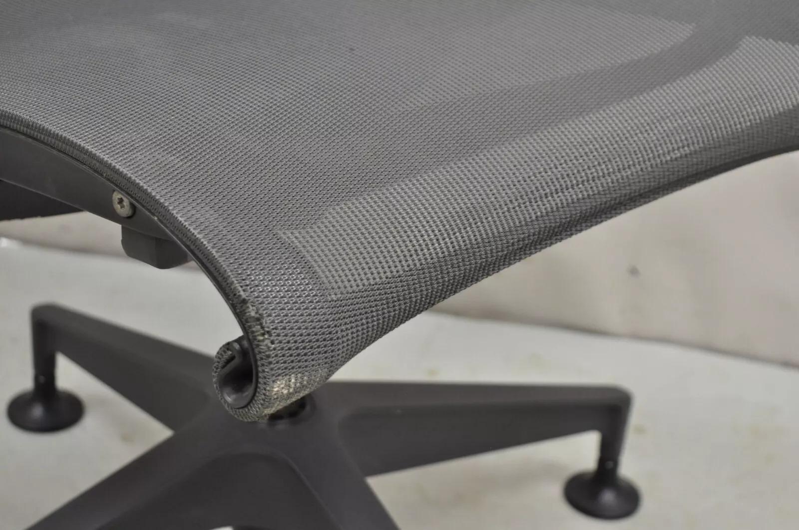 Herman Miller Setu Silla Lateral Silla giratoria de oficina de malla metálica - Simple Metal en venta