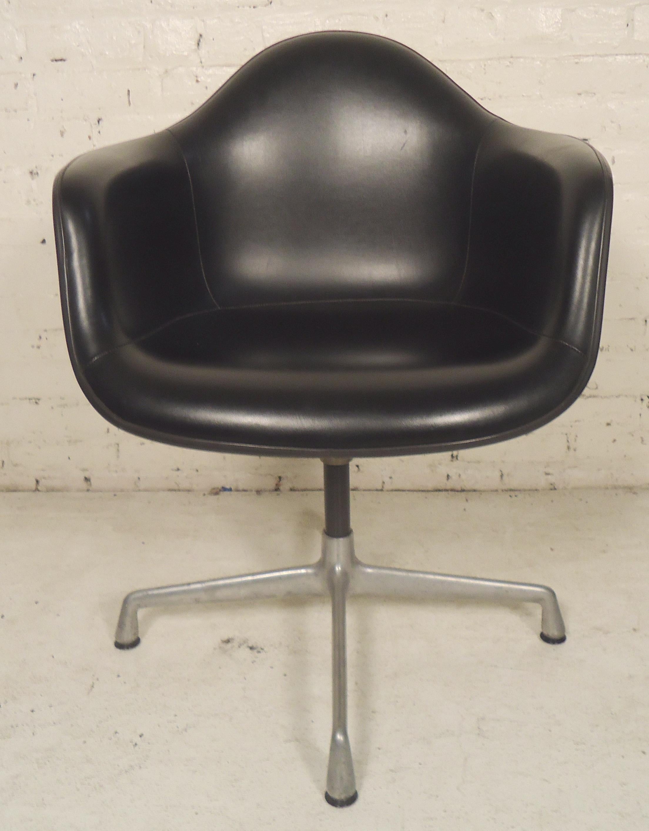 Classic Mid-Century Modern office chair on swivel base in black leather. Molded fiberglass seat with arms on aluminum base.

(Please confirm item location - NY or NJ - with dealer).
    