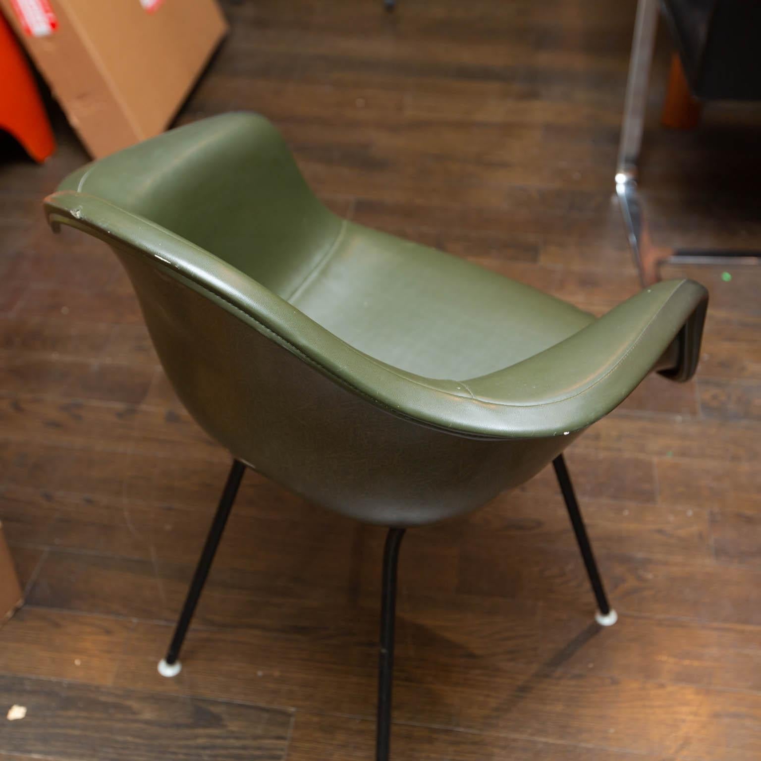 Herman Miller Shell Chair In Excellent Condition In New London, CT