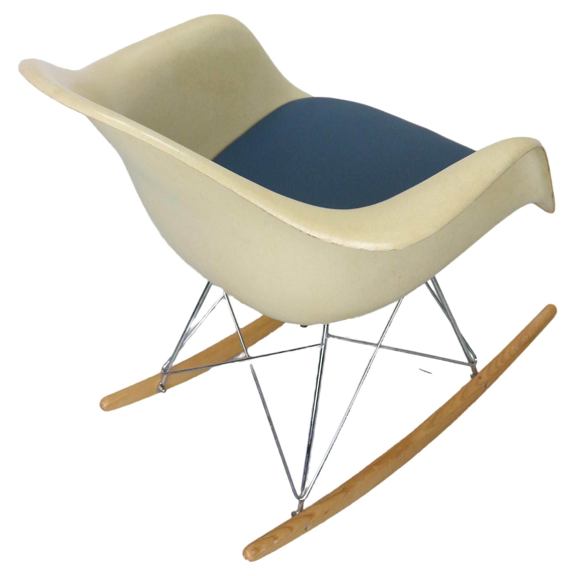 Fauteuil à bascule RAR de Herman Miller en fibre de verre et coque parcheminée par les Eames

Fabriqué dans les années 1960-1970, ce fauteuil à bascule est l'un des modèles les plus emblématiques de Charles et Ray Eames.

Fauteuil à bascule RAR de
