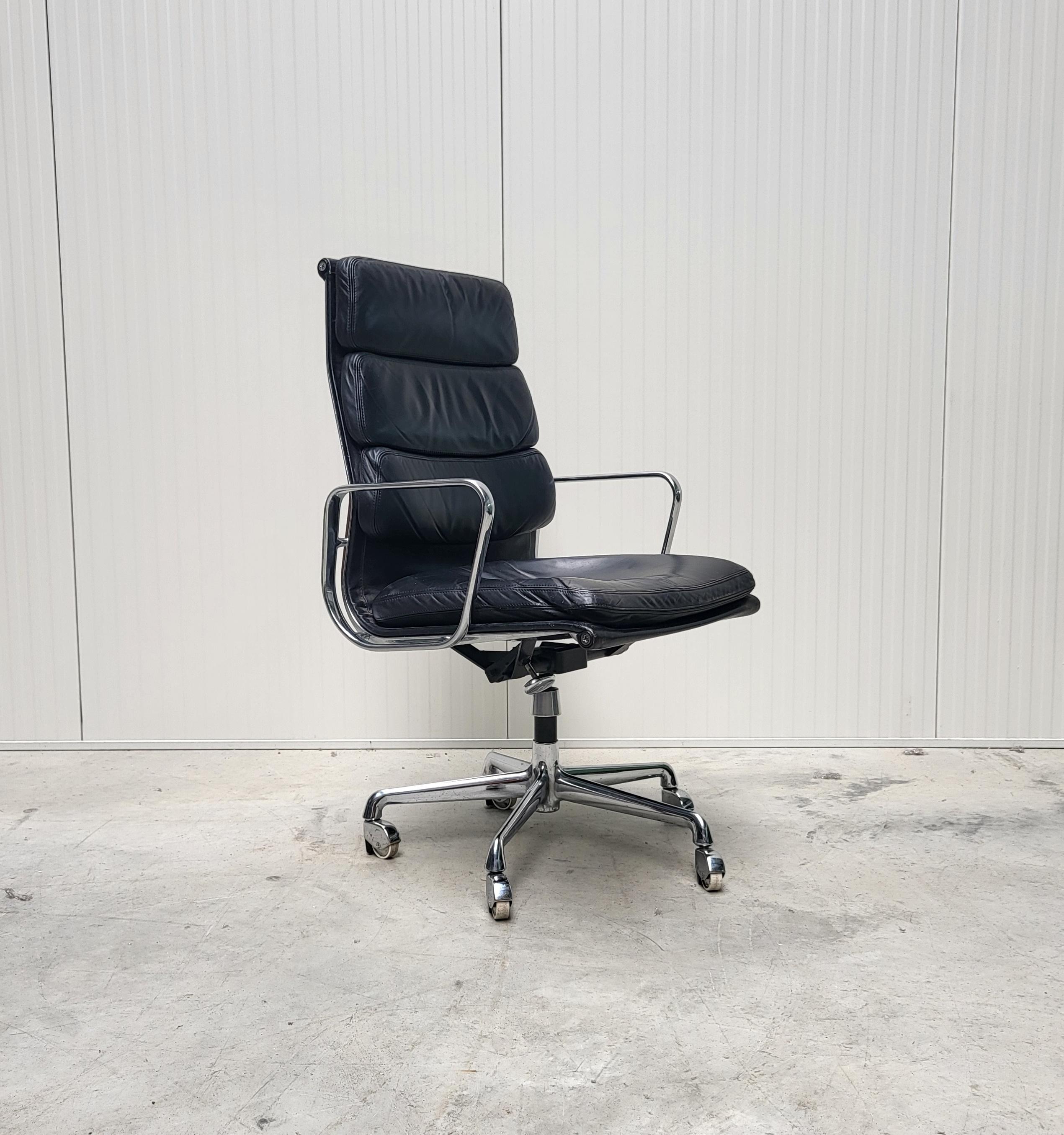Very nice soft pad office chair high back model produced by Herman Miller. 
The chair features a chromed aluminium frame and was made in the 70s/80s.

The chair is height adjustable and has a tilt mechanism.

It has a wonderful black leather