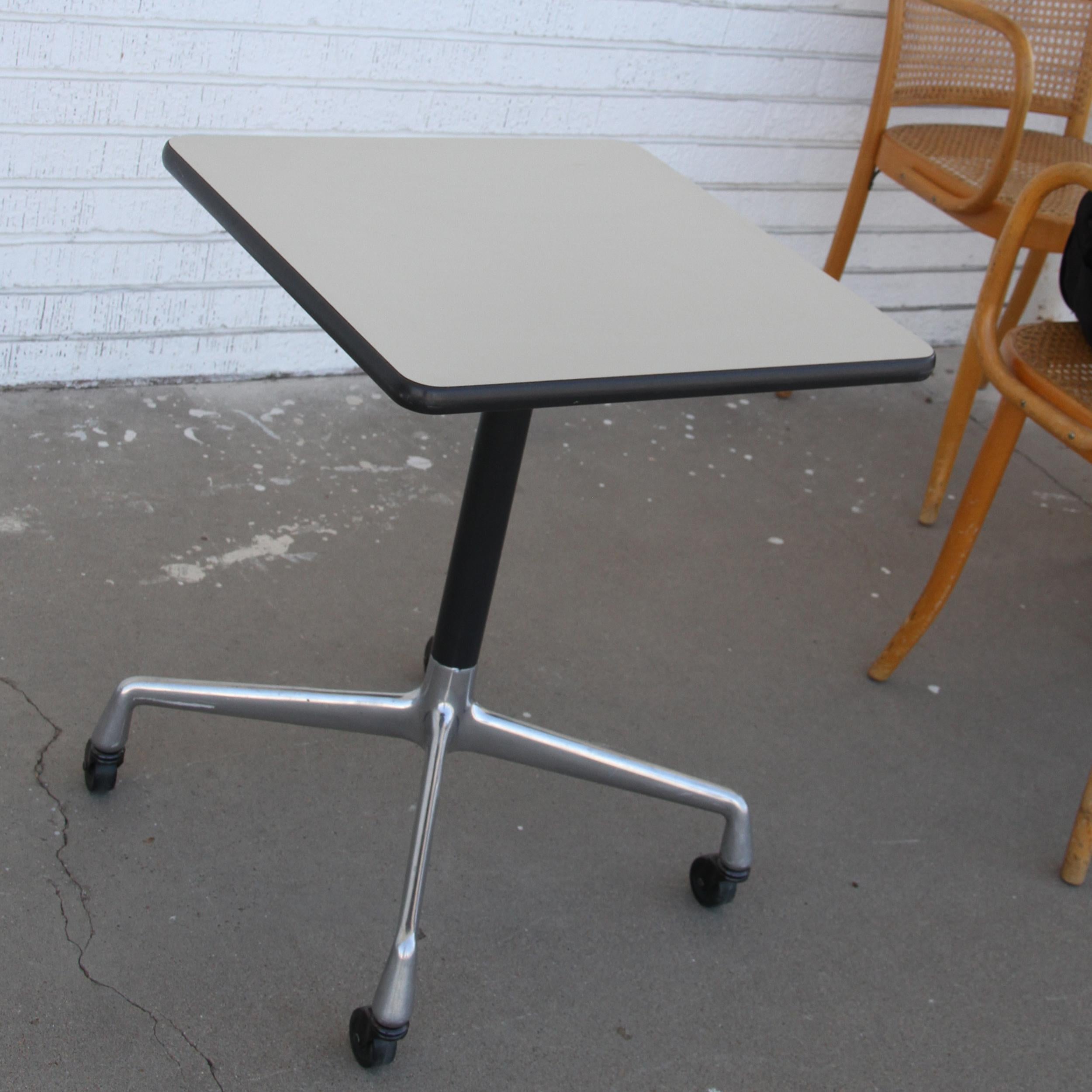 Table carrée Herman Miller Bon état - En vente à Pasadena, TX