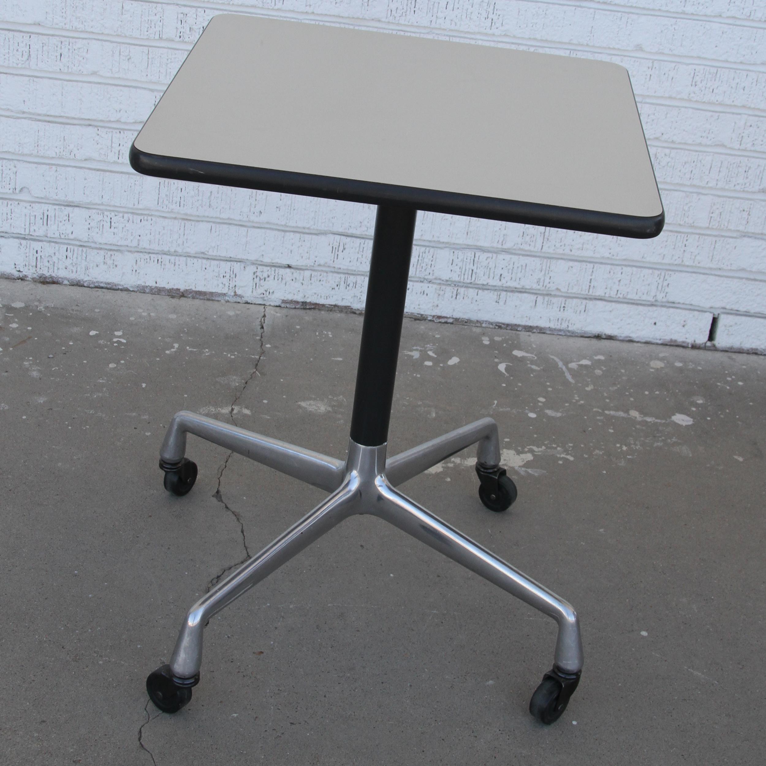 Fin du 20e siècle Table carrée Herman Miller en vente