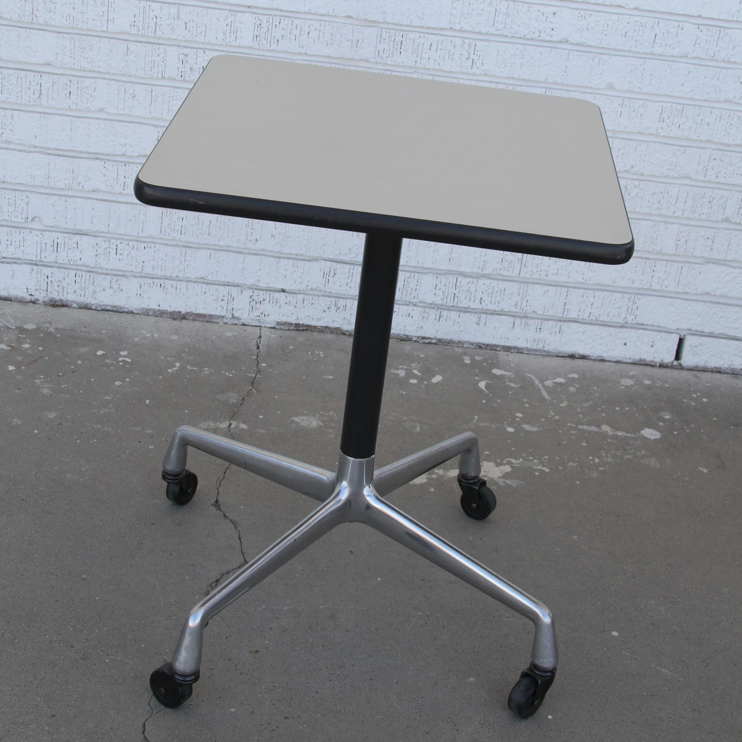 Aluminium Table carrée Herman Miller en vente