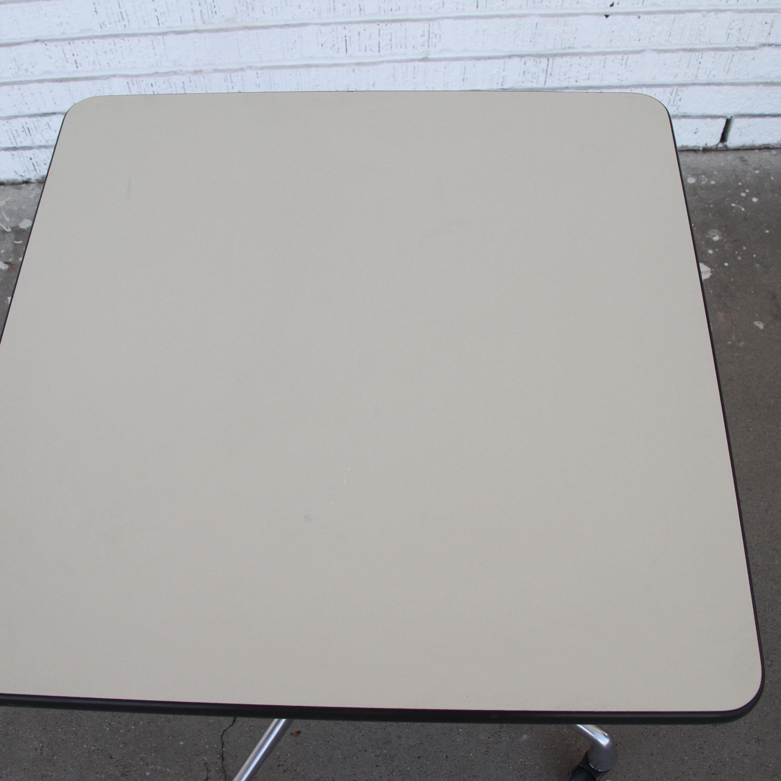 Table carrée Herman Miller en vente 1