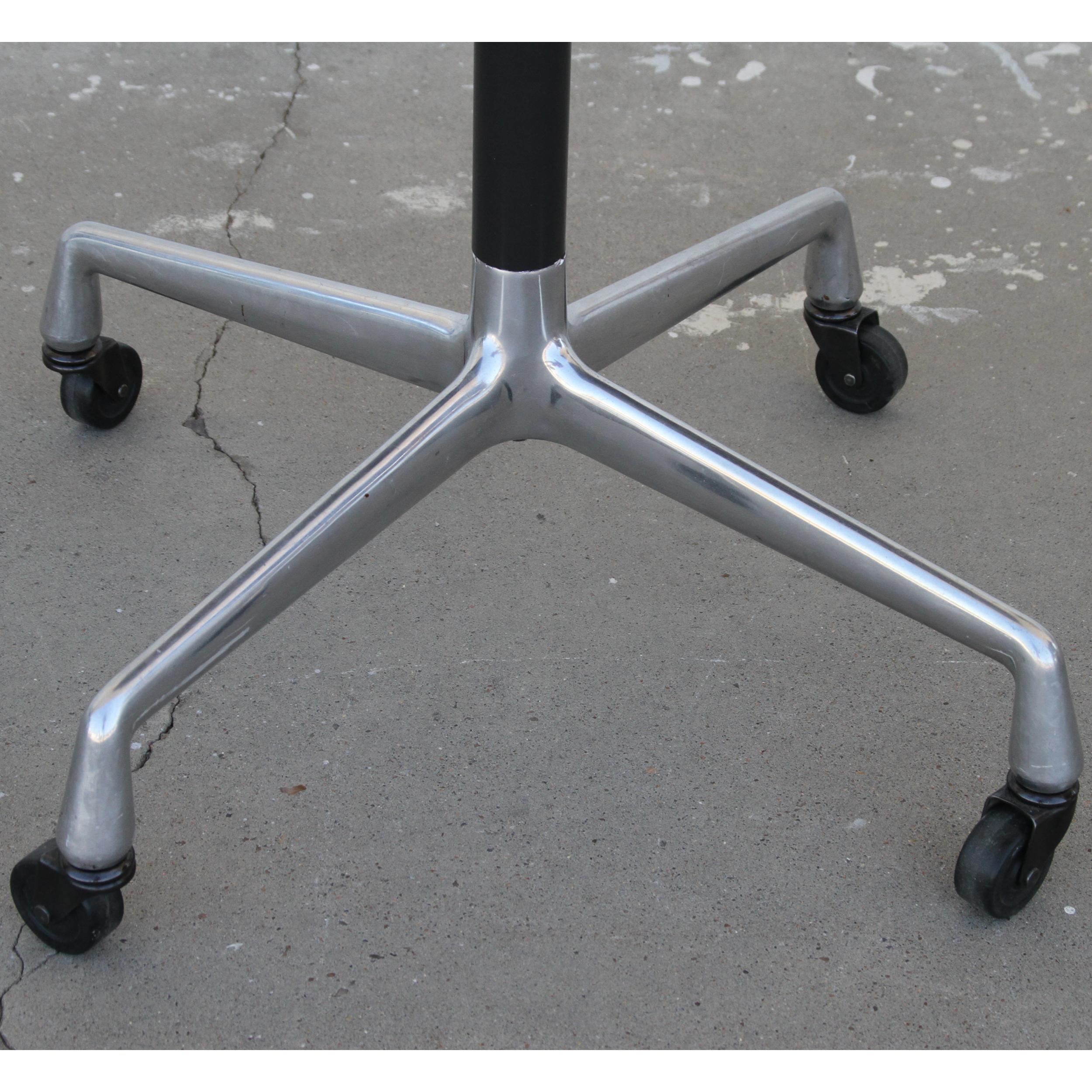 Table carrée Herman Miller en vente 3