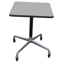 Herman Miller Quadratischer Tisch