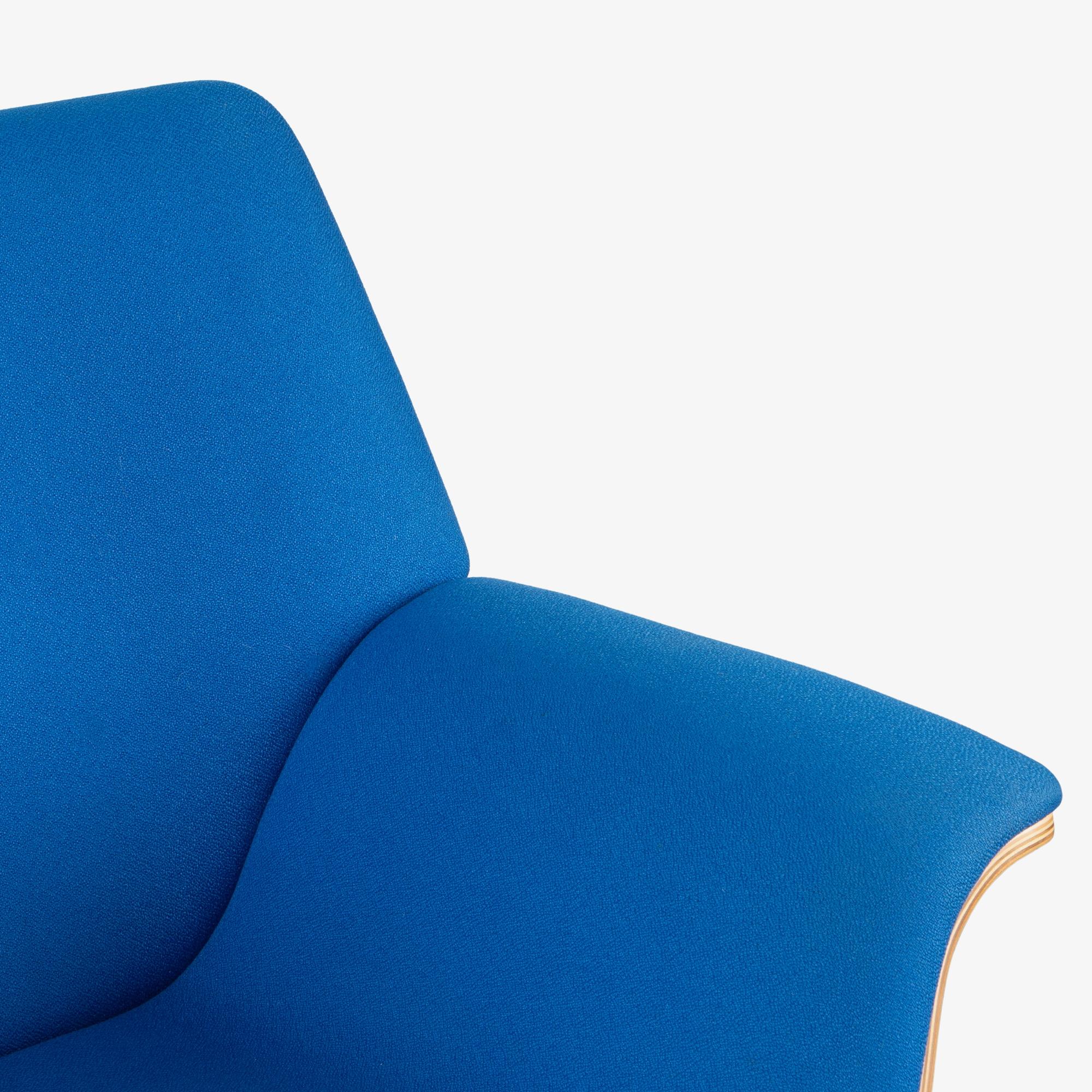 Le sedie da salotto in compensato Herman Miller Swoop di Brian Kane in tessuto blu originale in vendita 3