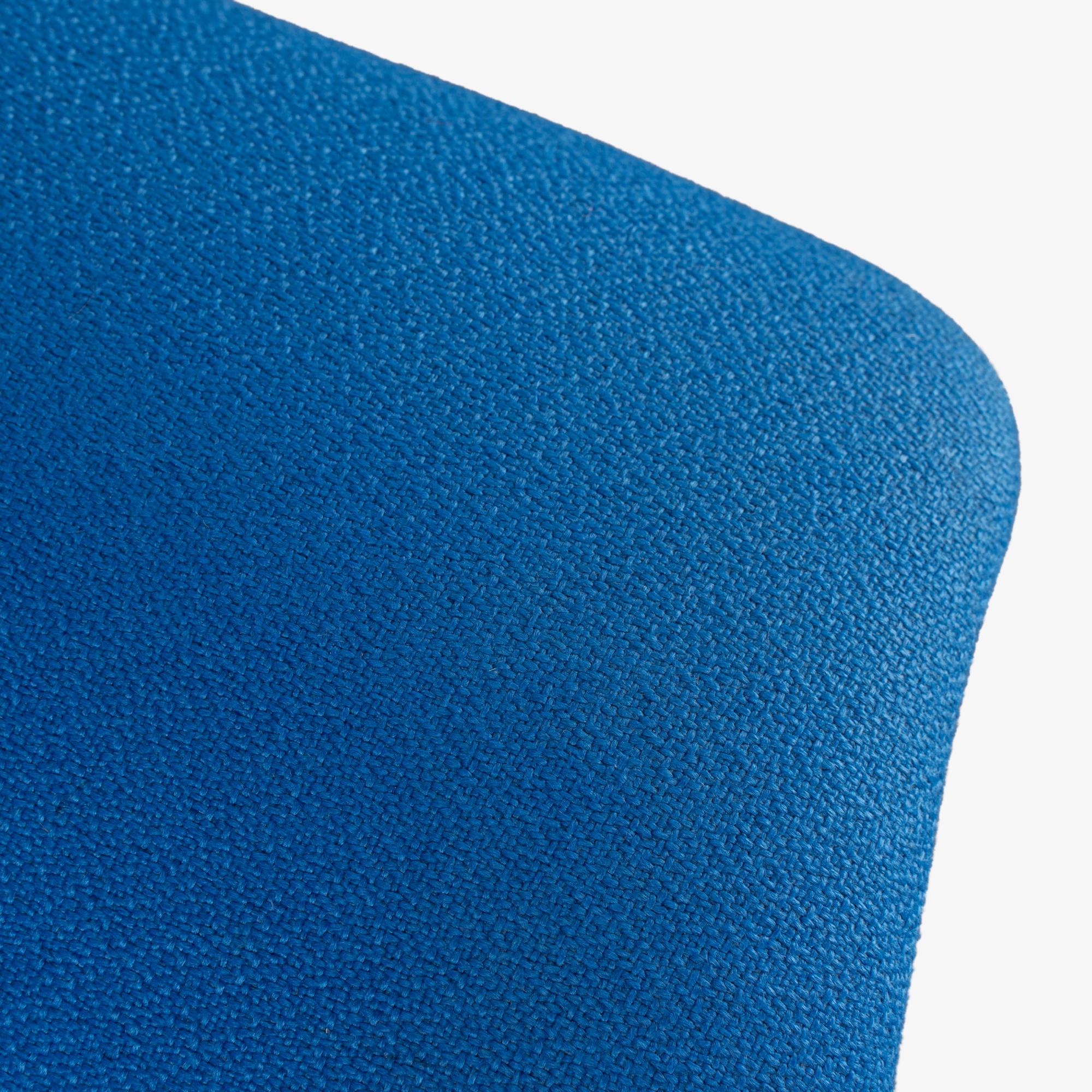 Le sedie da salotto in compensato Herman Miller Swoop di Brian Kane in tessuto blu originale in vendita 4