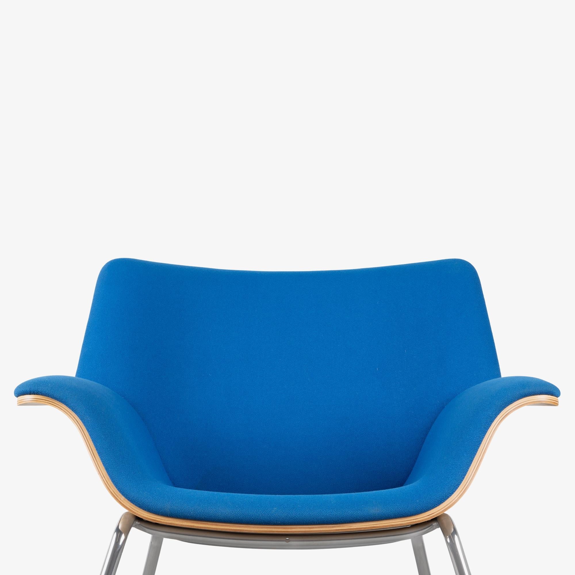 Le sedie da salotto in compensato Herman Miller Swoop di Brian Kane in tessuto blu originale in vendita 1