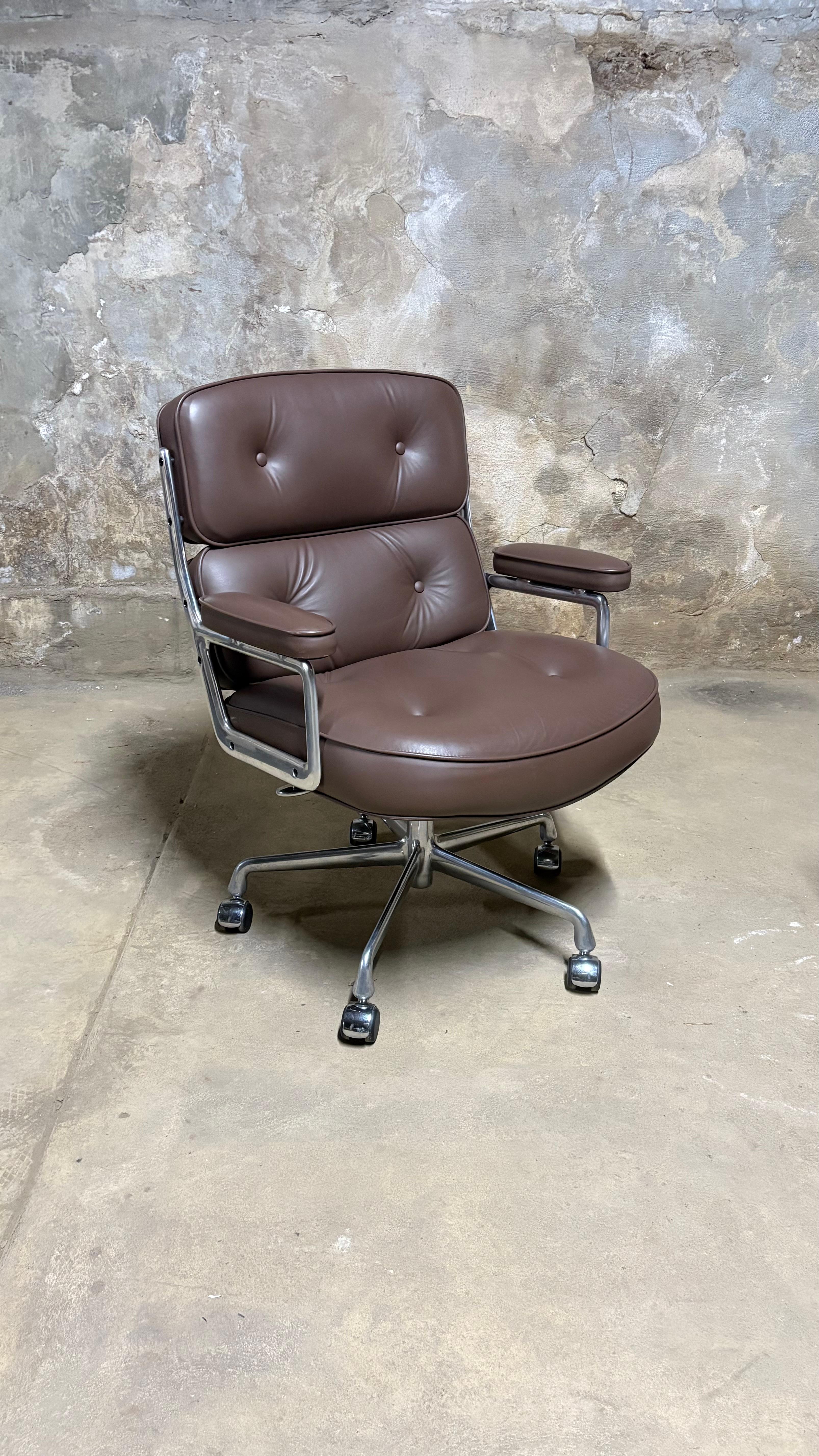 Si tratta probabilmente della sedia da ufficio americana più iconica del XX secolo. 

Siamo lieti di presentare questa autentica sedia da ufficio Herman Miller in pelle marrone. Si tratta del modello Time Life, progettato all'inizio degli anni '60