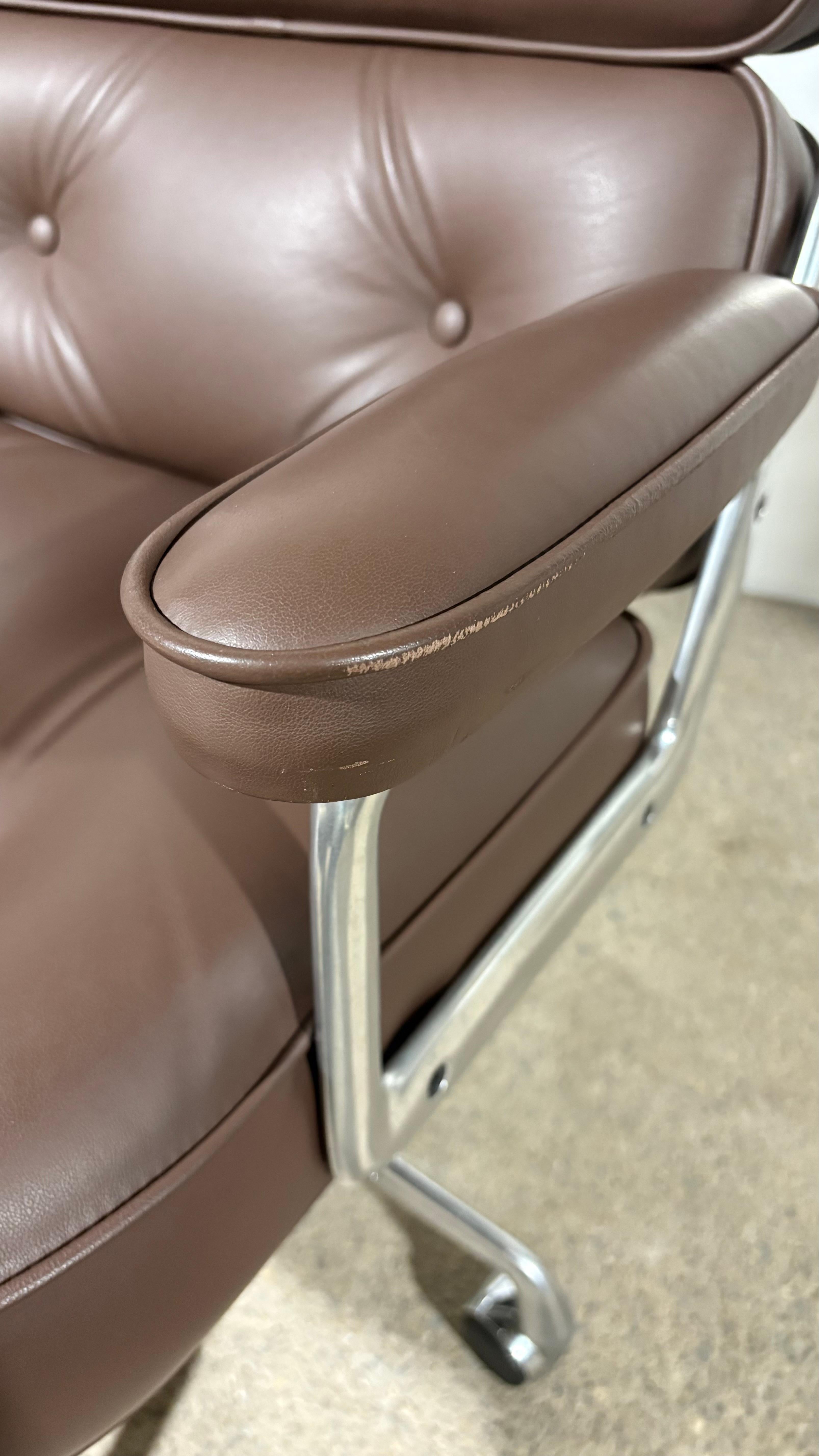 Pelle Sedia Herman Miller Time Life di Ray and Charles Eames in vendita