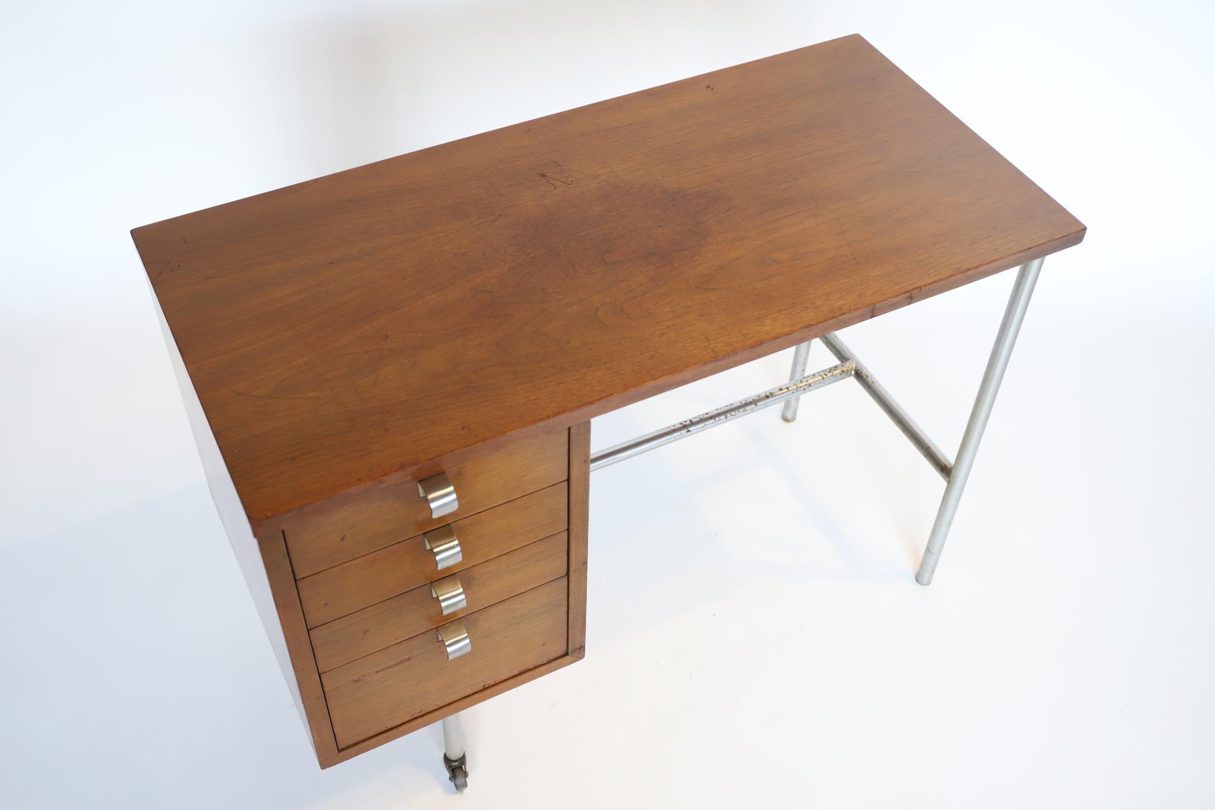 Die Rückkehr des kultigen Herman Miller-Schreibtischs, ein Zeugnis des visionären Designs von George Nelson. Dieses außergewöhnliche Möbelstück verbindet nahtlos Funktionalität mit der Ästhetik der Jahrhundertmitte und ist damit eine begehrte