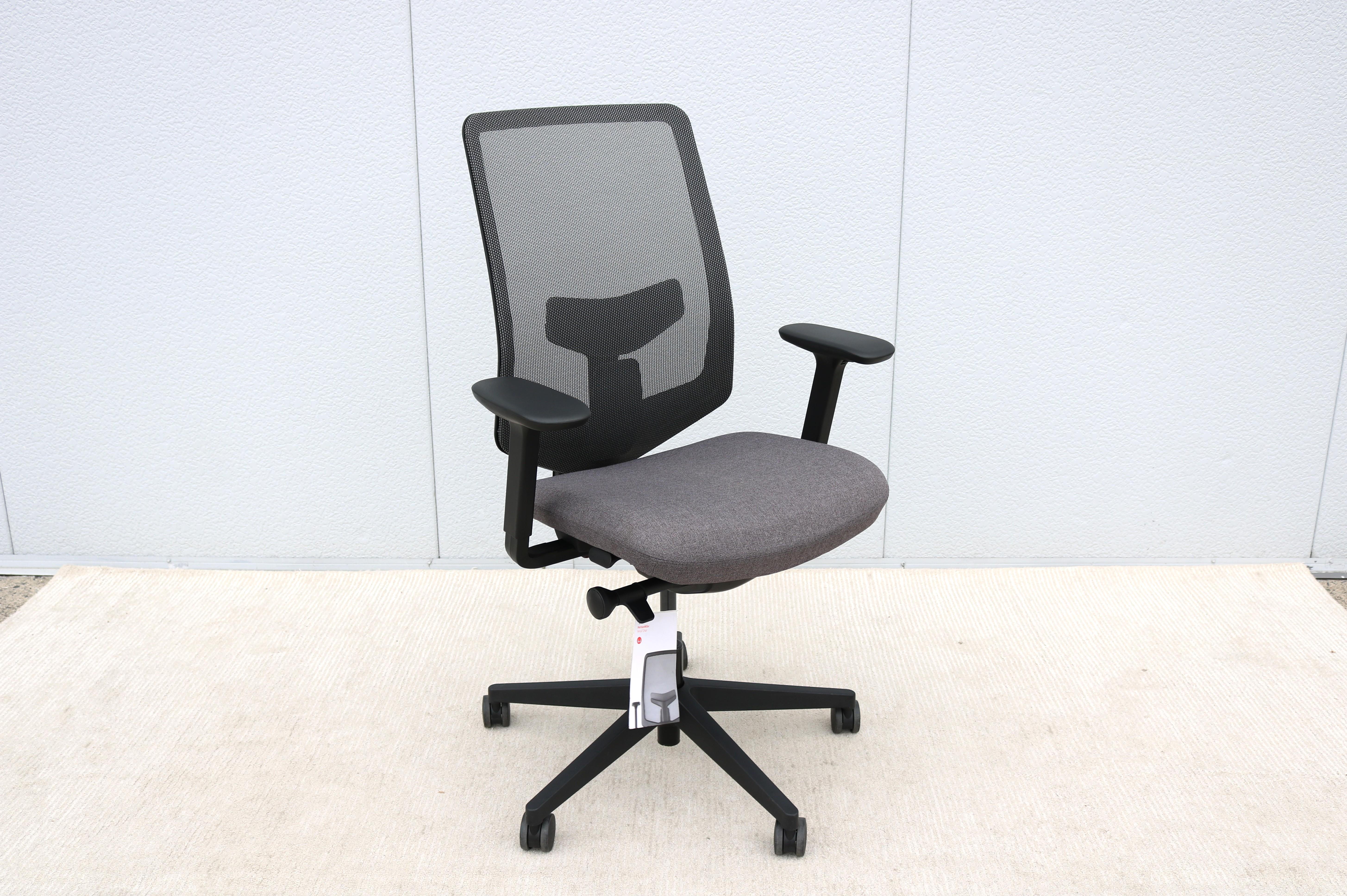 This comfortable Verus task office chair by Herman Miller features a breathable supportive suspension mesh fabric that provides integrated lumbar support and cooling comfort, that works together with the contoured seat pad to support your spine from