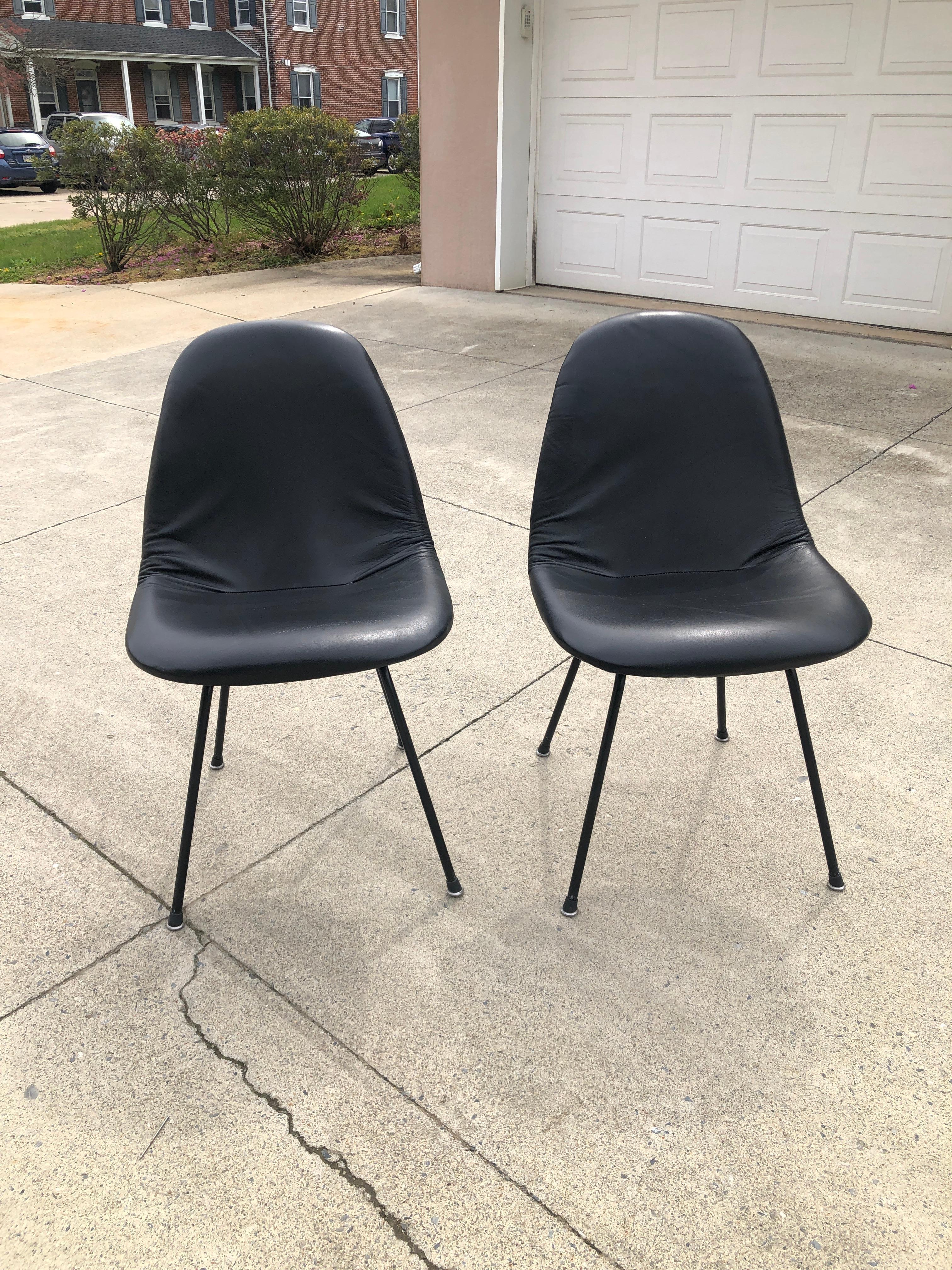 Herman Miller Vintage Eames DKX Four Chairs Black Padded Vinyl Wire Framed For Sale 6