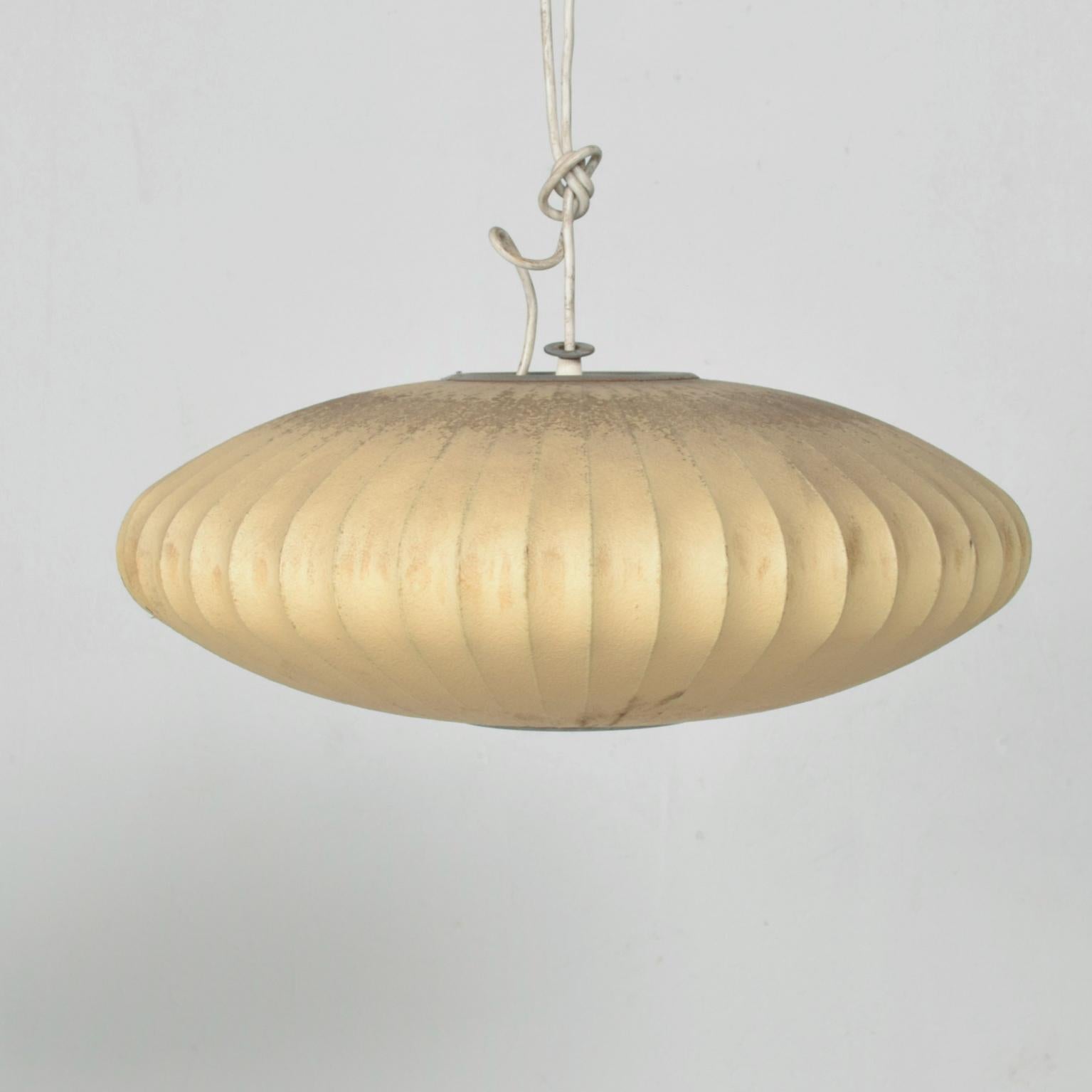 Pour votre plaisir : Iconique lampe bulle moderne du milieu du siècle Herman Miller par George Nelson 

Mesures : 7